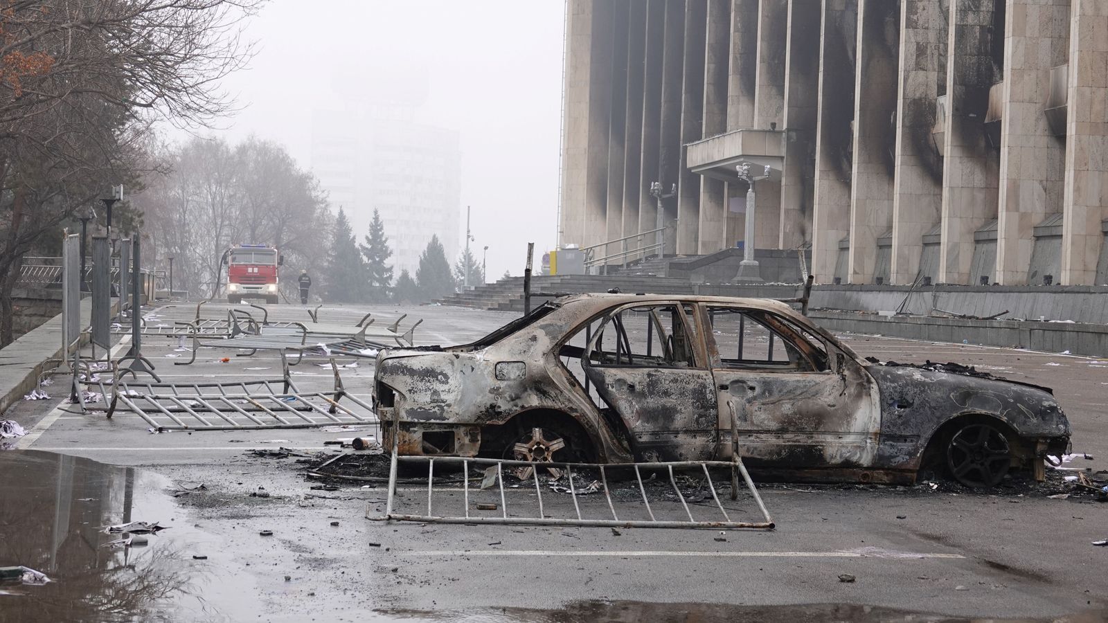 Imatge d'un cotxe calcinat durant les protestes al Kazakhstan