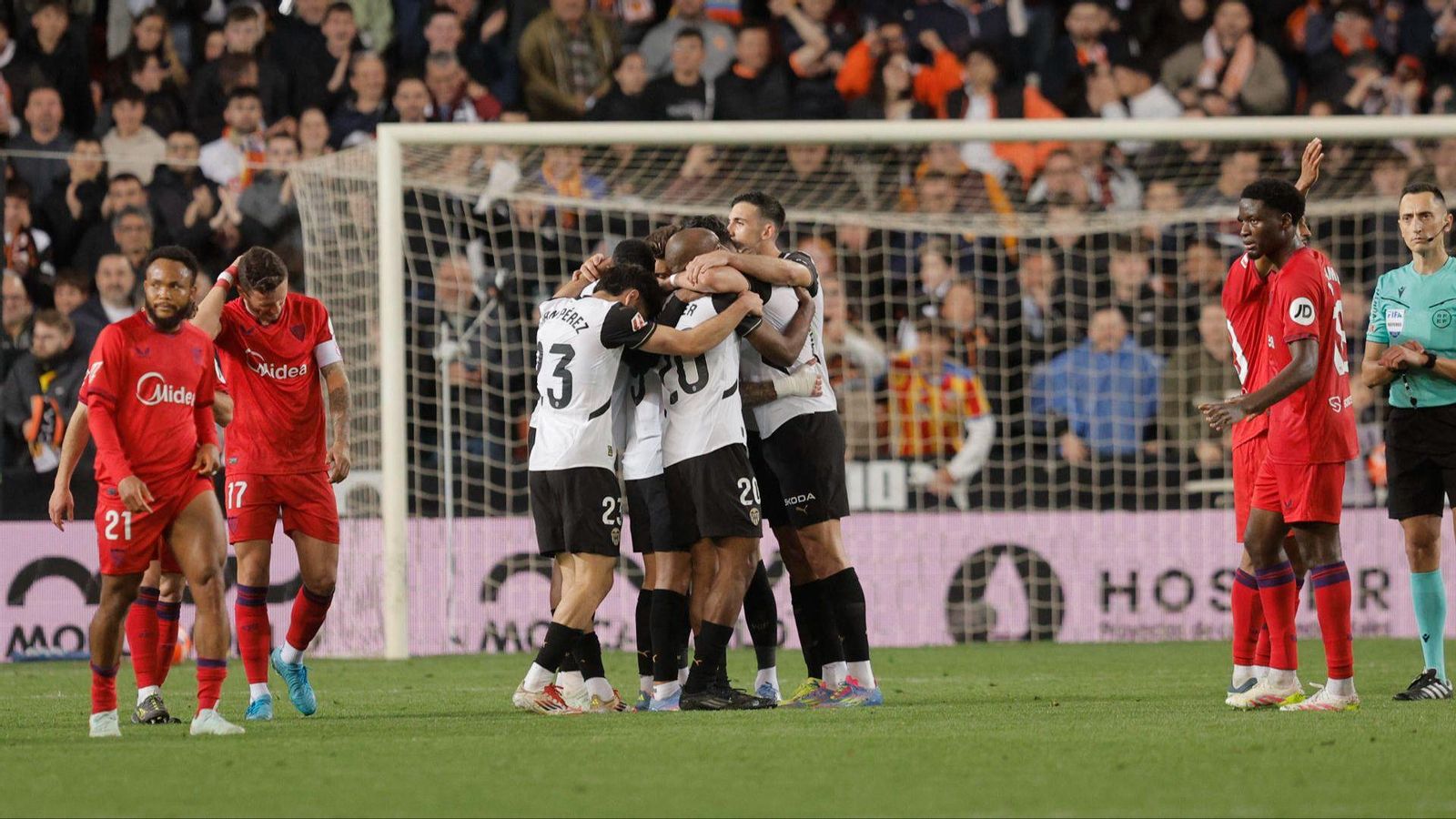 Els jugadors del València celebren un triomf