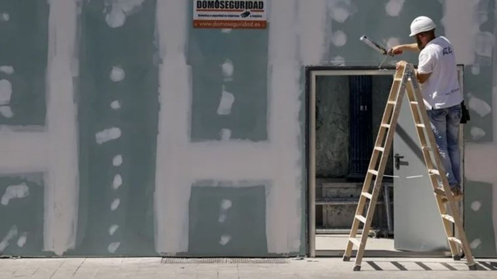 Un operari treballa en una obra