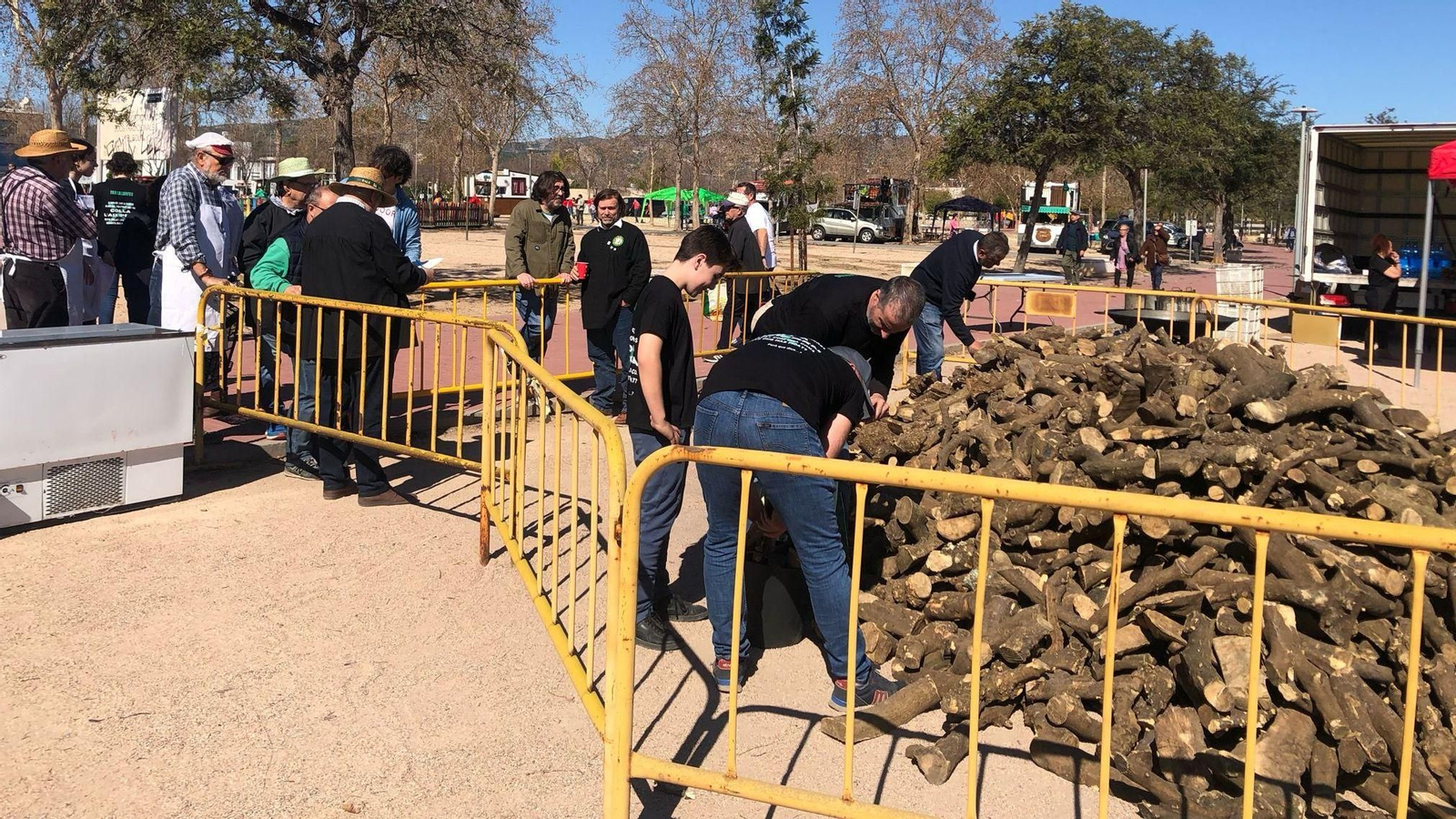 Alguns participants recullen part del 6.500 quilos de llenya que s'han repartit entre les colles participants
