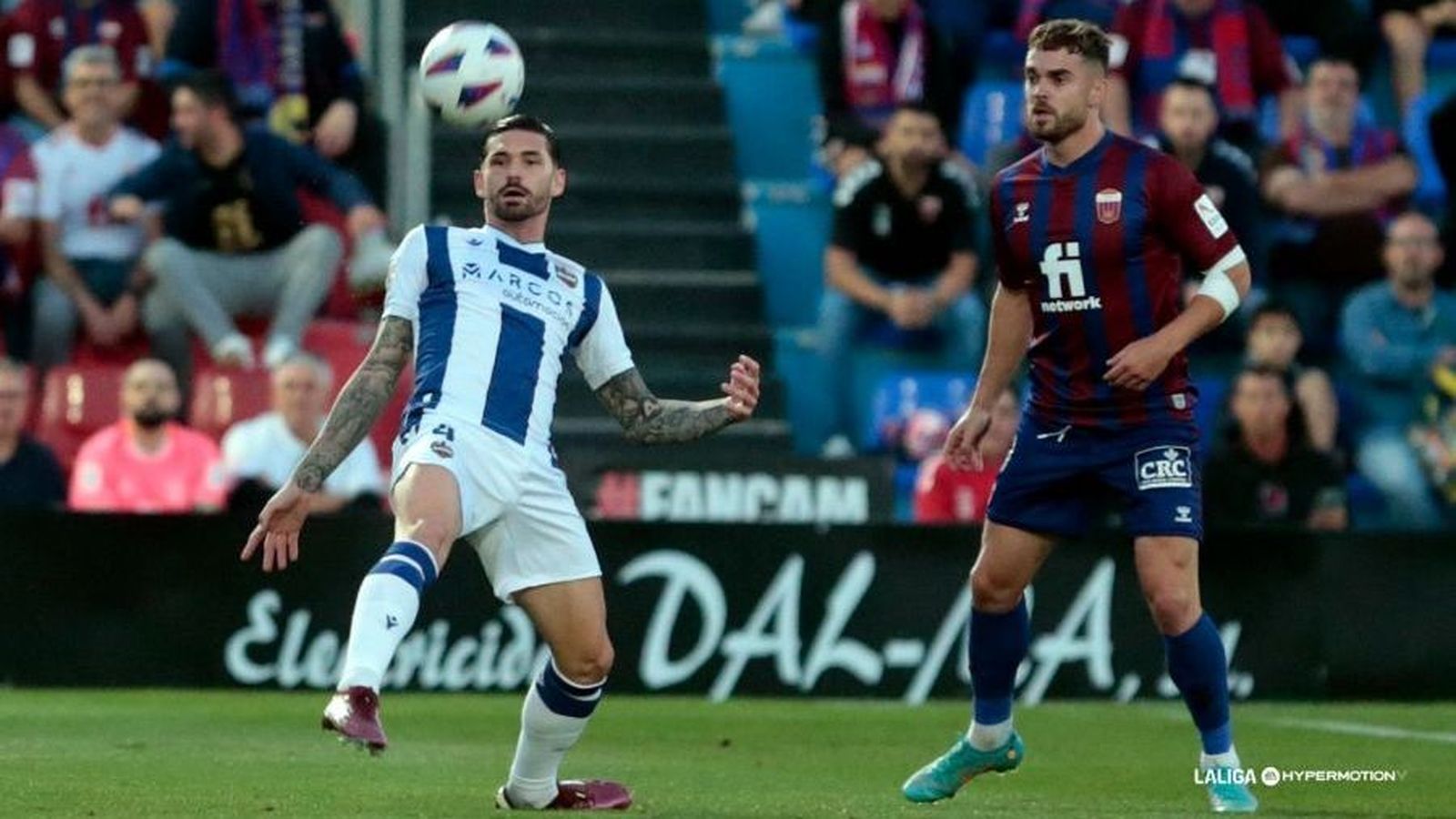 Dela i Sergio Ortuño, en una acció del duel