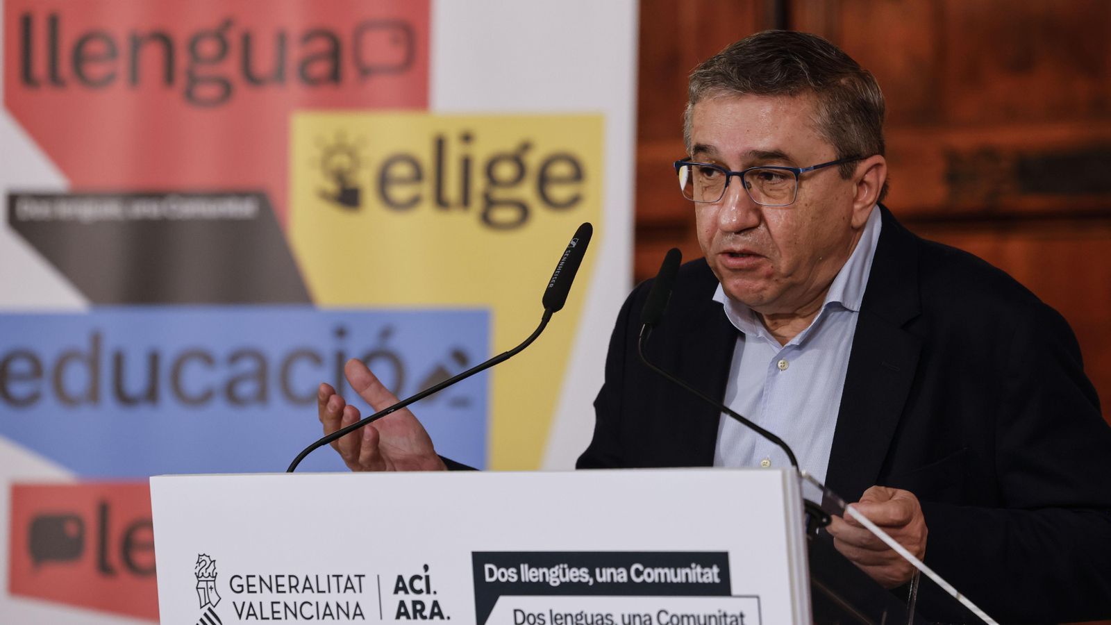 El conseller José Antonio Rovira, en la presentació de la consulta als centres escolars