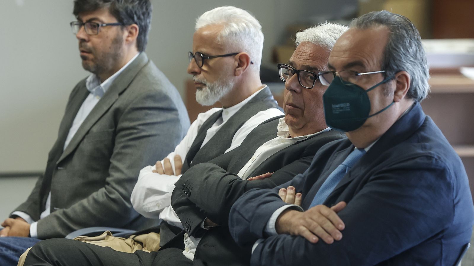 L'exgerent d'Imelsa Marcos Bevanvent i l'excalde de Montcada, Juan José Medina, segon i tercer per l'esquerra, al banc dels acusats