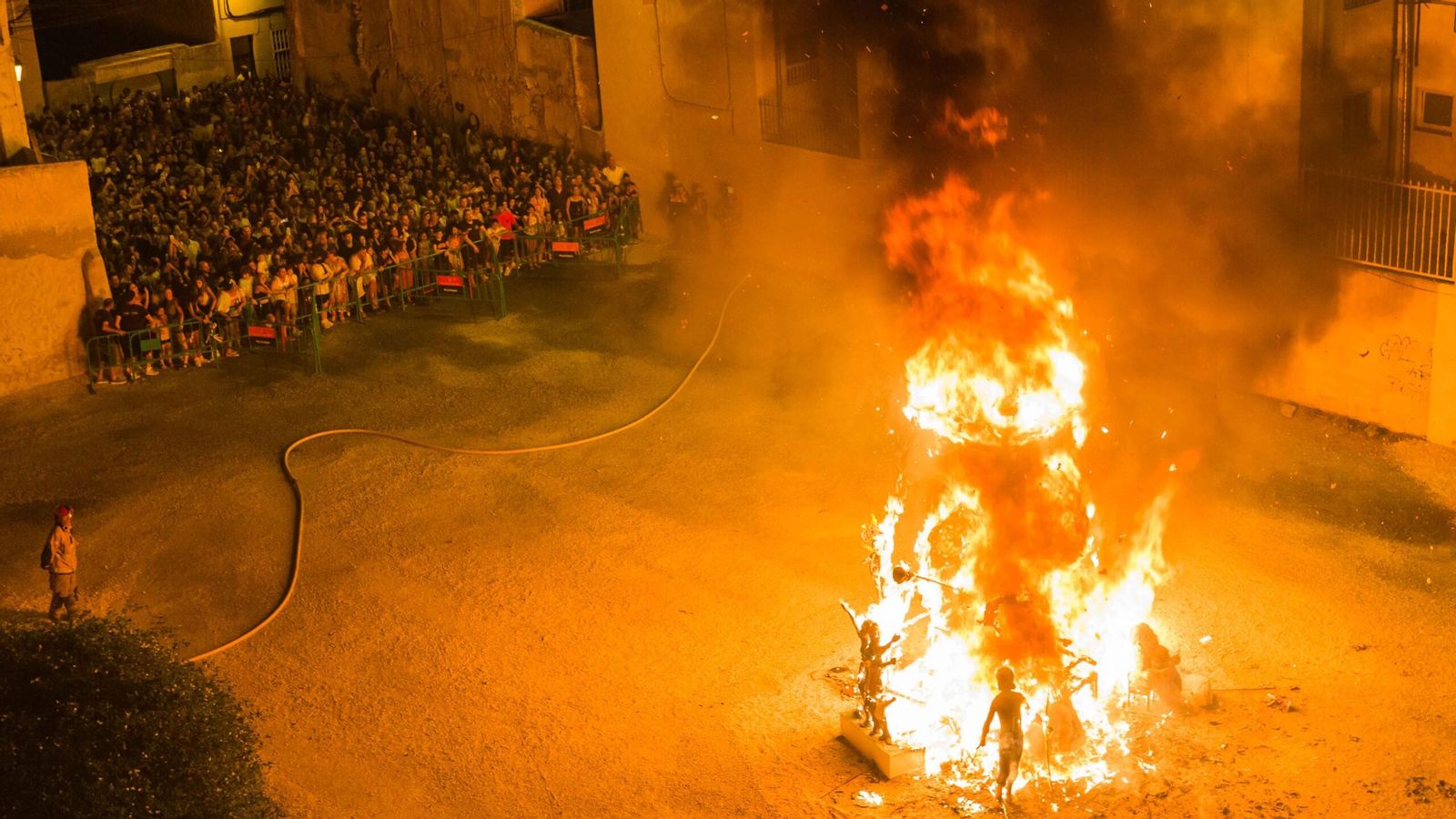 Foguera cremant al barri del Raval d'Elx