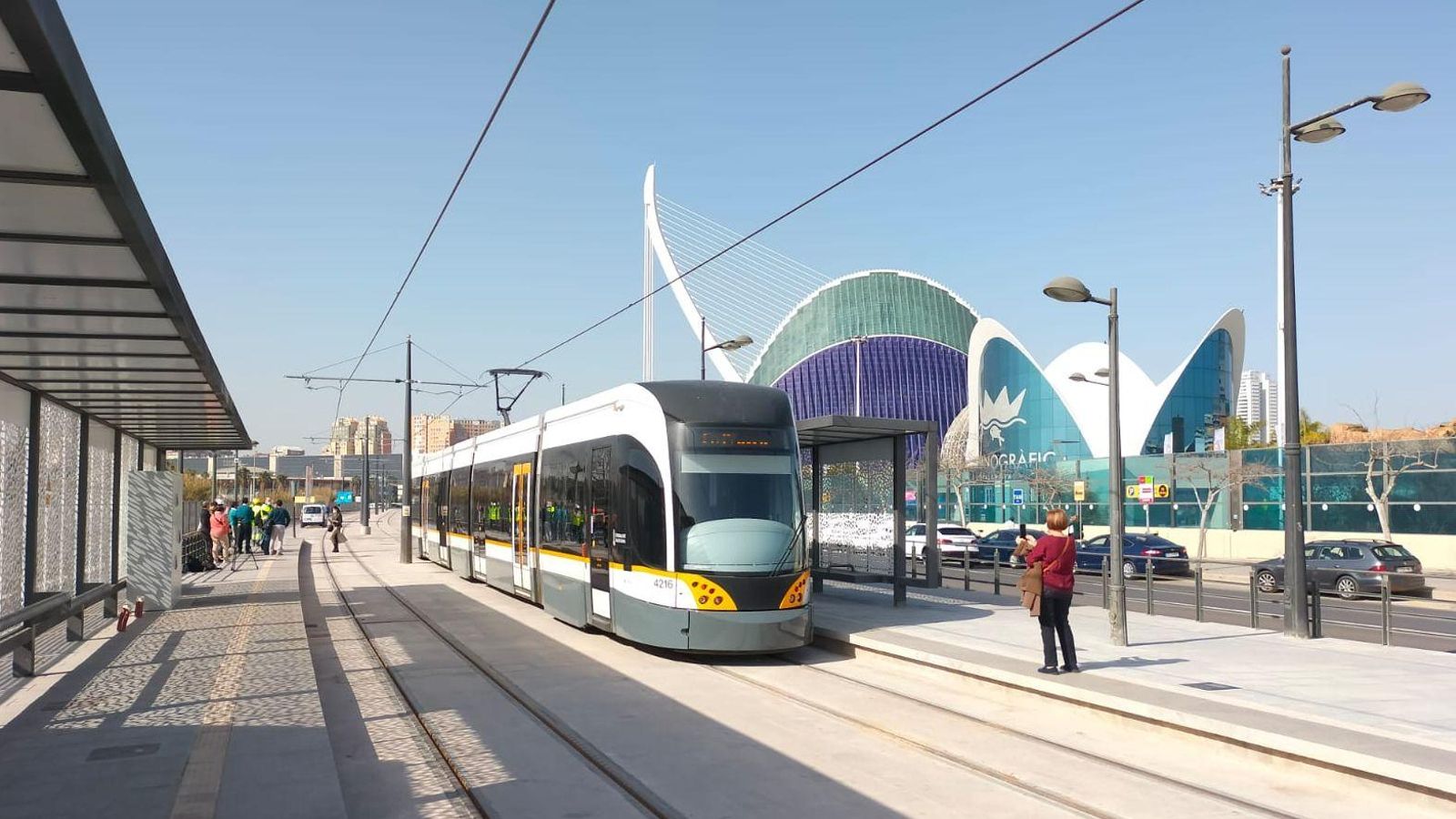 El tranvia arriba a la nova parada de l'Oceanogràfic