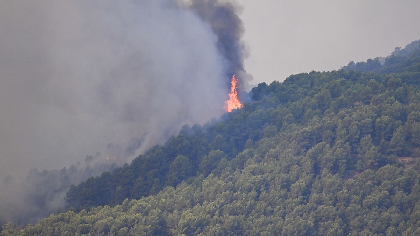 En imatge, una flamerada al Montí, la muntanya que recorre Onda i Tales
