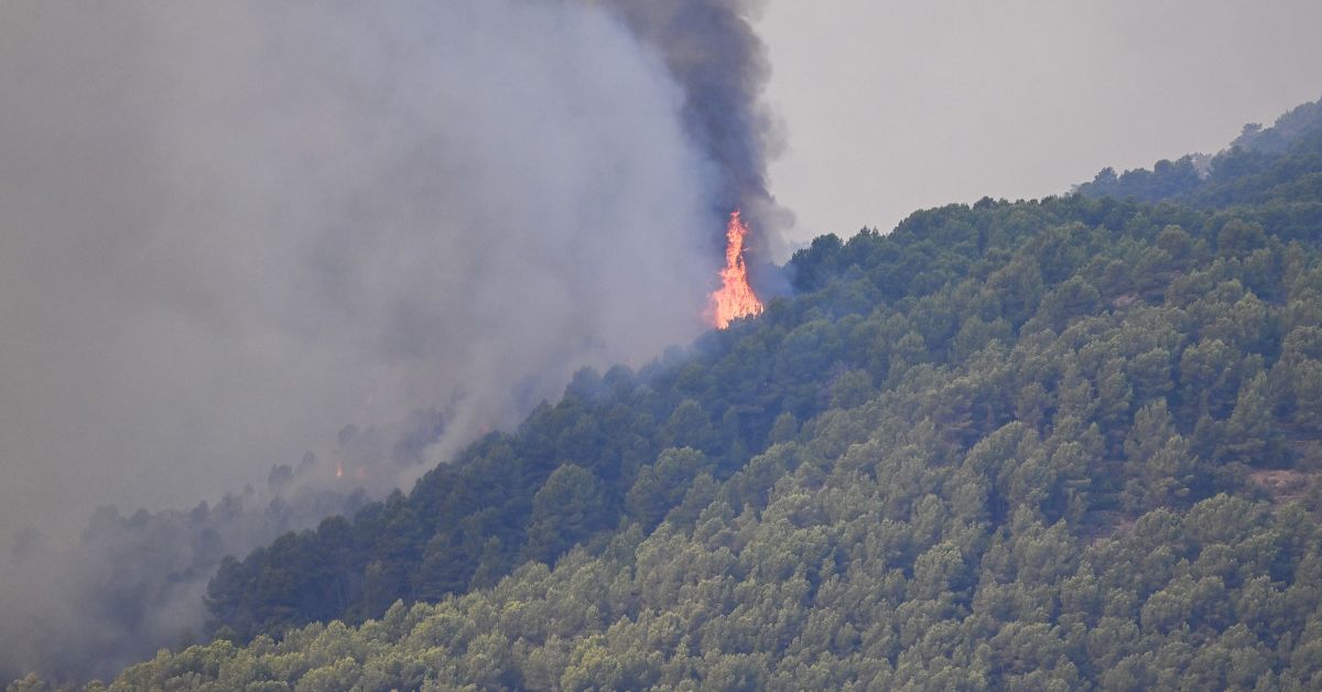 L'incendi de la Vall d'Uixó ja ha cremat 7.200 hectàrees i no es preveu estabilitzar-lo en les pròximes hores