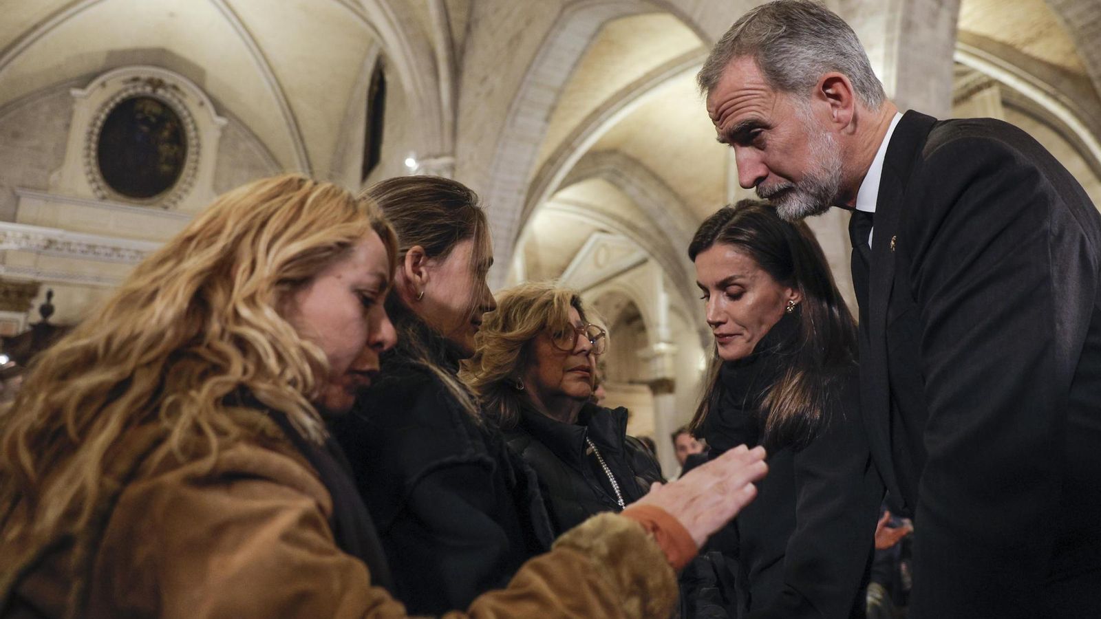 Els reis d'Espanya parlen després del funeral amb les famílies de les víctimes de la DANA
