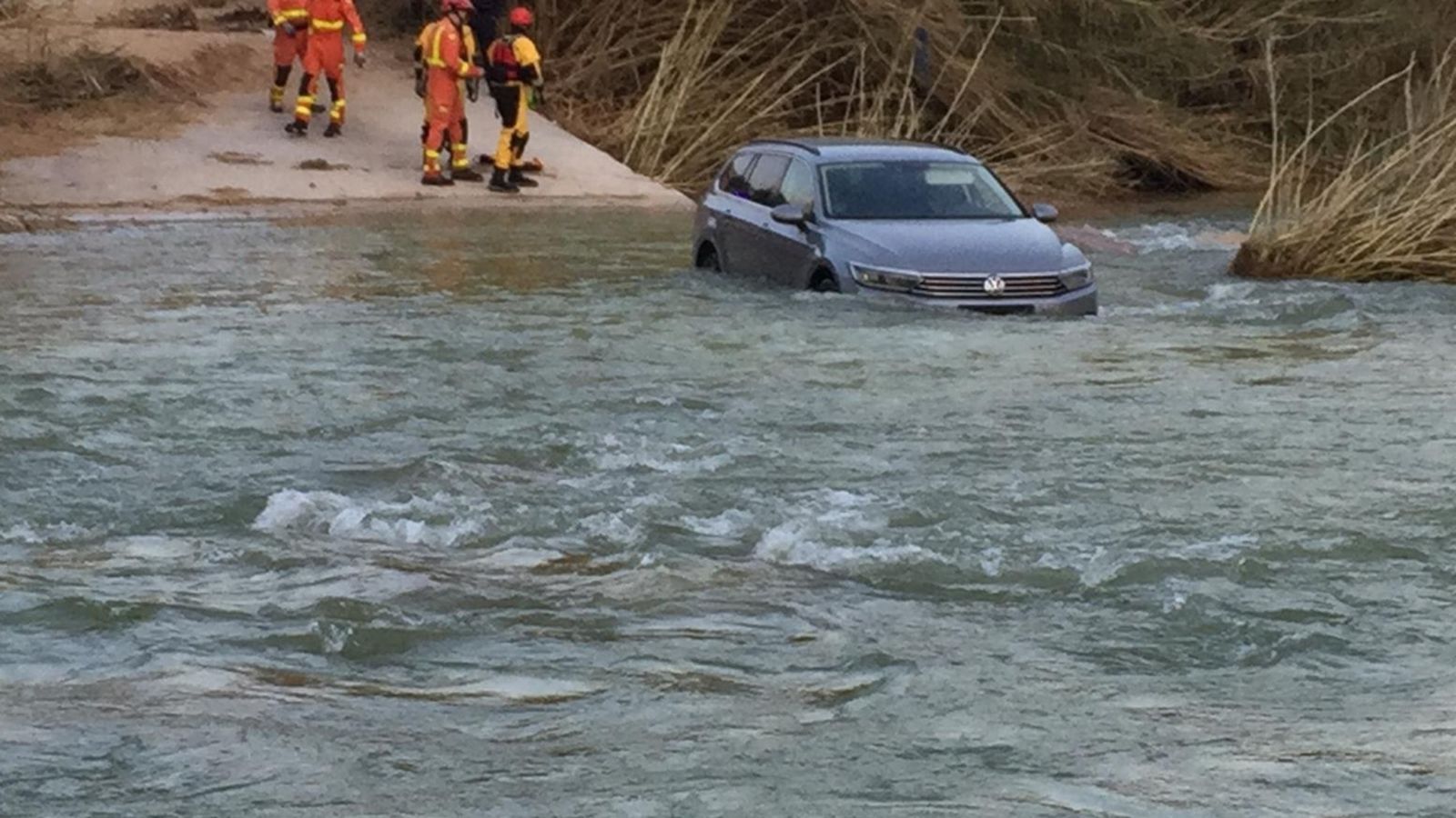 Imatges del moment del rescat al riu Serpis al Real de Gandia