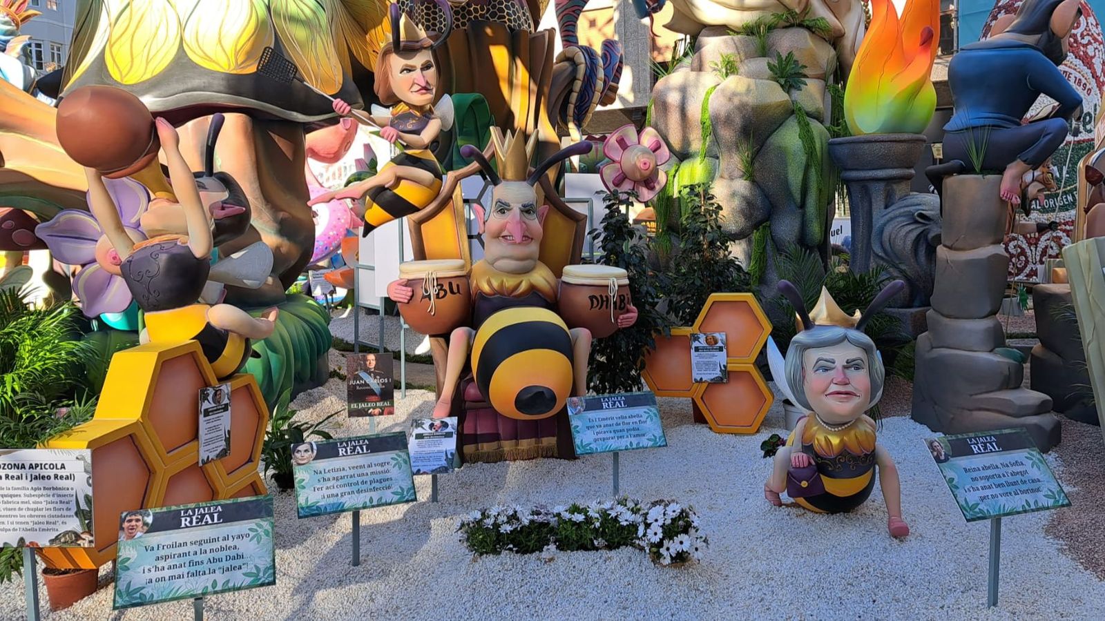 Una escena que caricaturitza la família real espanyola