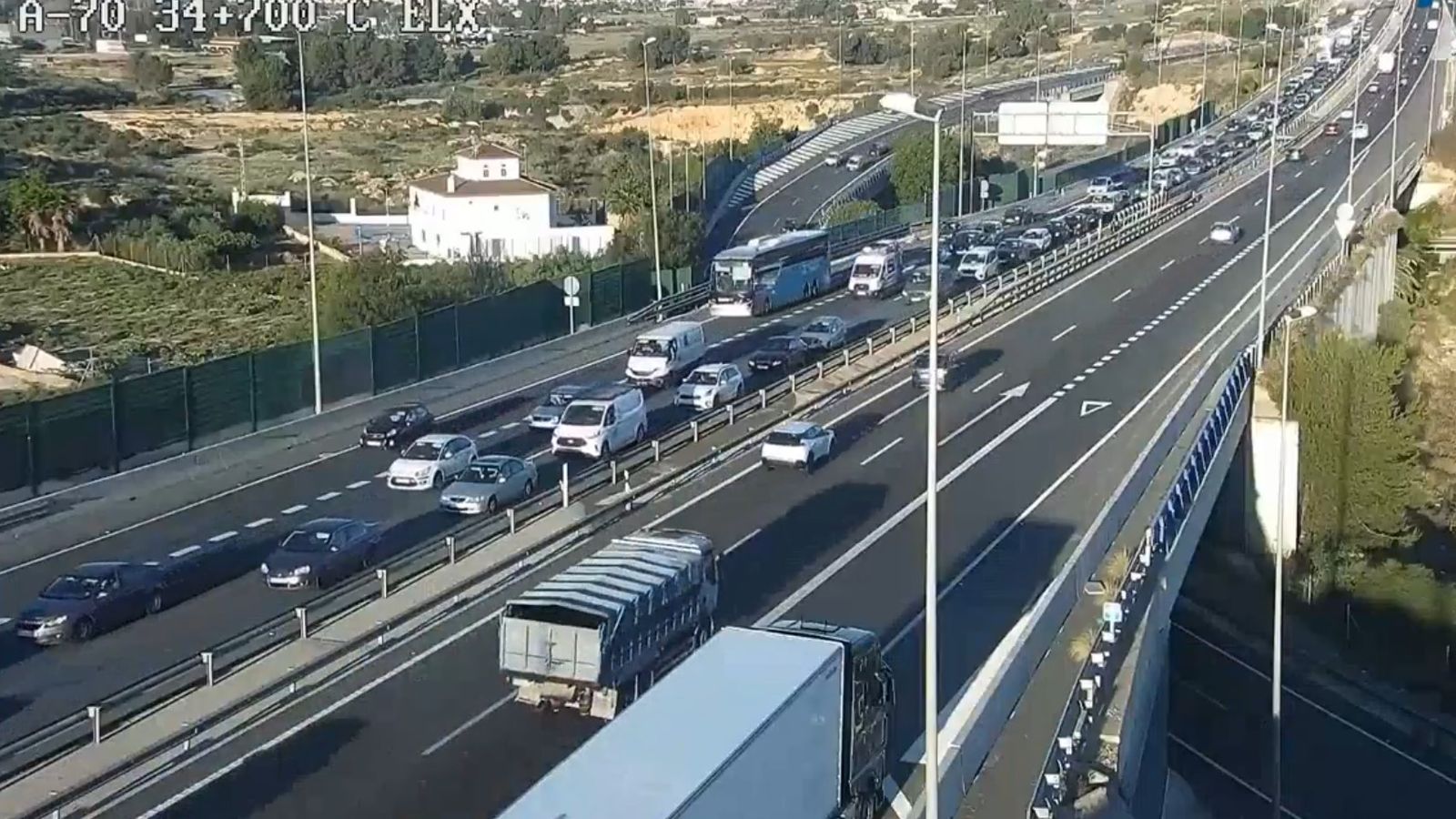 Embús que presentava l'A-70 este dimecres, derivat d'un accident en el sentit d'accés a Alacant