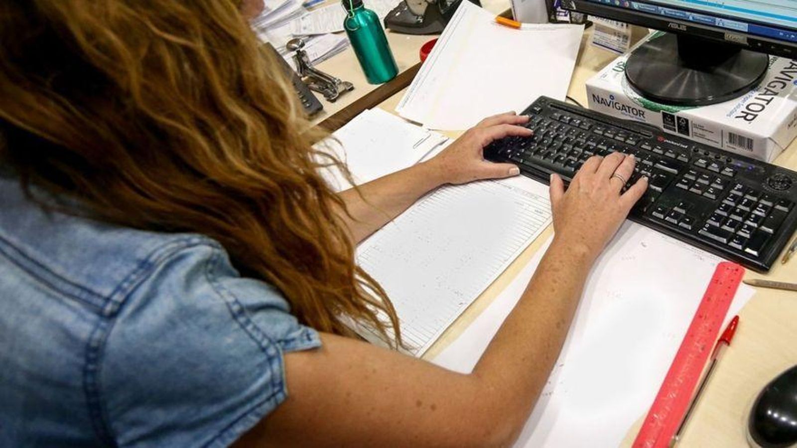 Una dona teletreballant, en una imatge d'arxiu