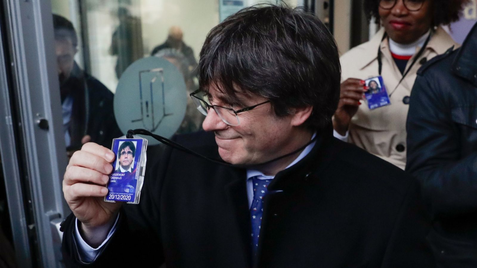 L'expresident català Carles Puigdemont després de recollir l'acta d'eurodiputat