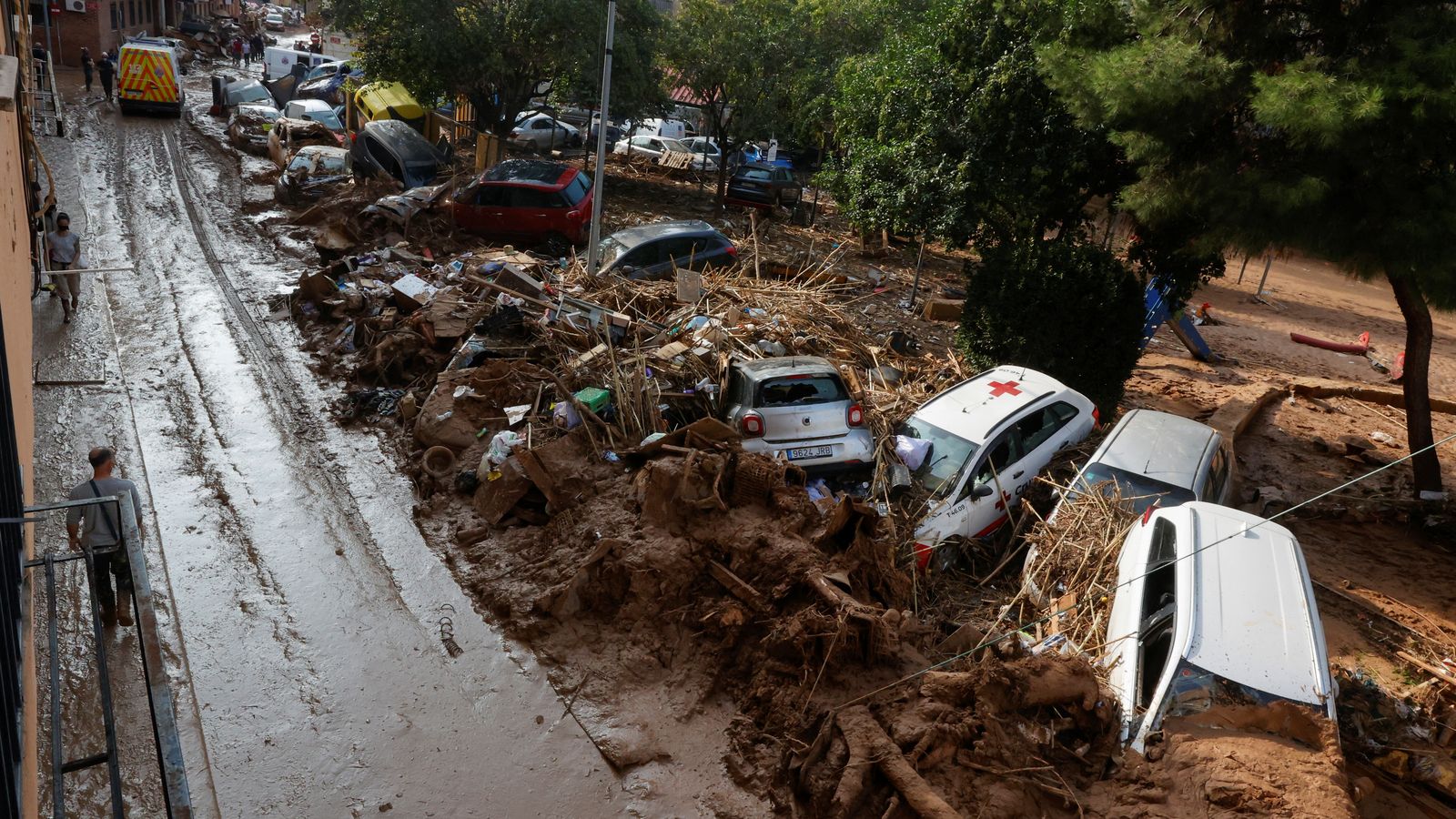 Els cotxes danyats i les runes al costat d'una carretera, a Paiporta