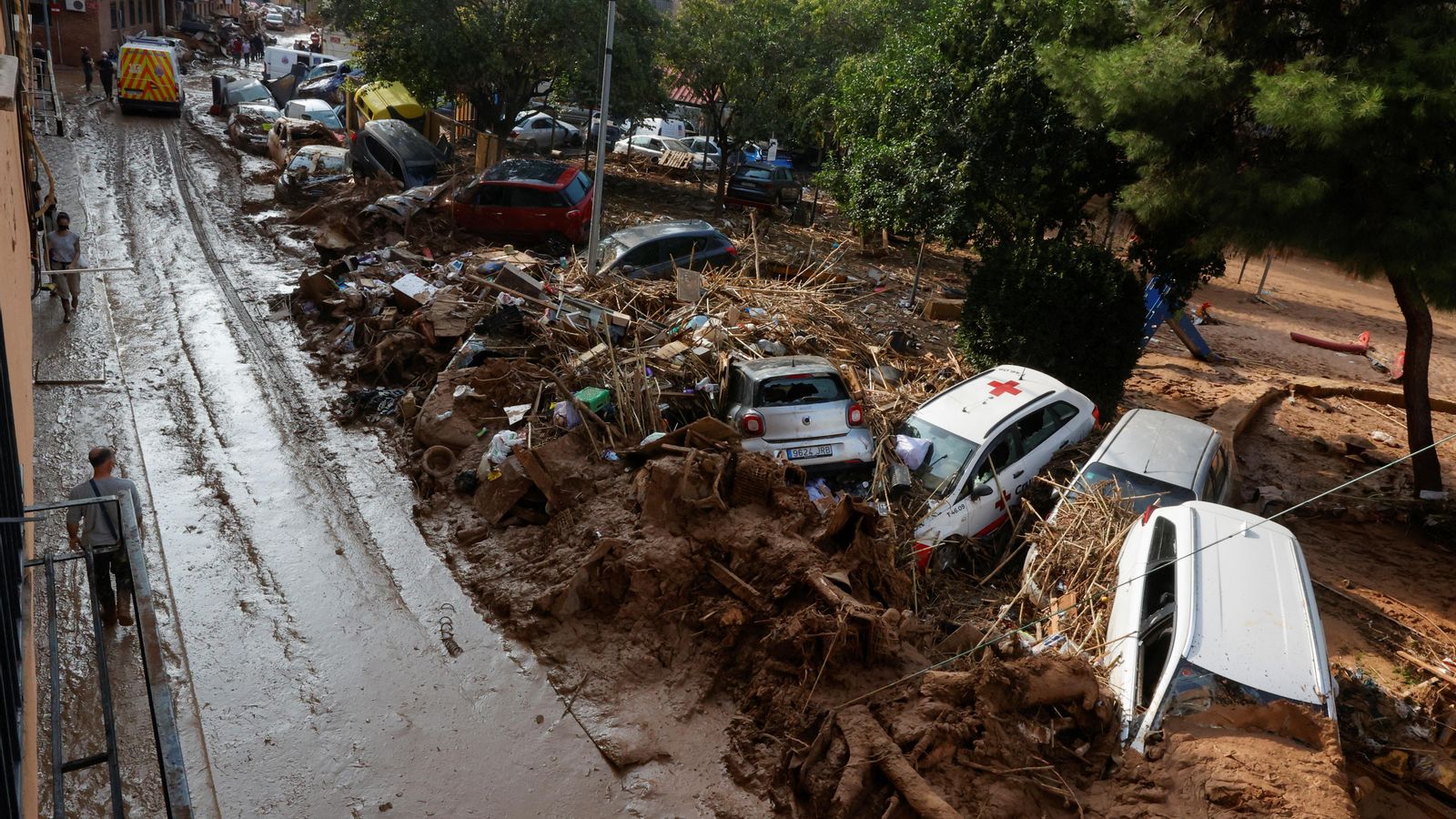 Els cotxes danyats i les runes al costat d'una carretera, a Paiporta