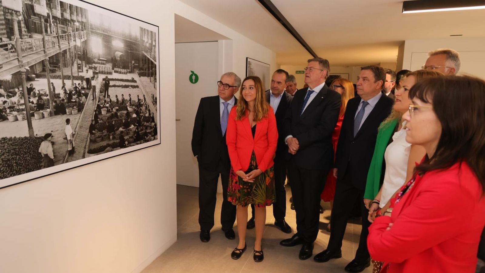 El ministre Planas, juntament amb els responsables públics valencians, observa una imatge històrica de la nova seu del Comité de Gestió de Cítrics