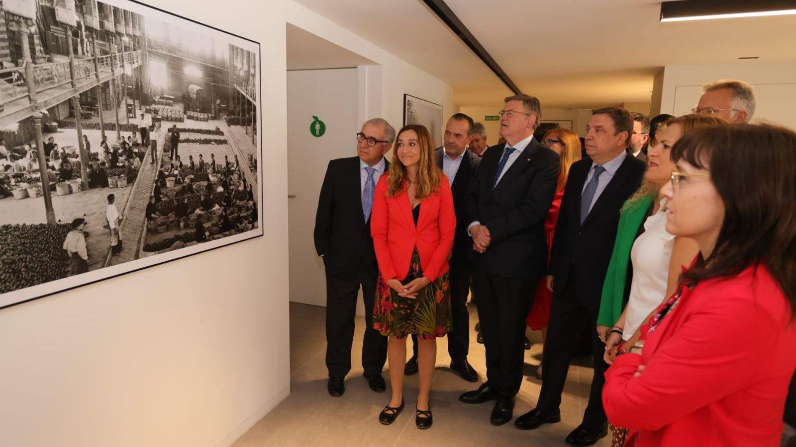 El ministre Planas, juntament amb els responsables públics valencians, observa una imatge històrica de la nova seu del Comité de Gestió de Cítrics