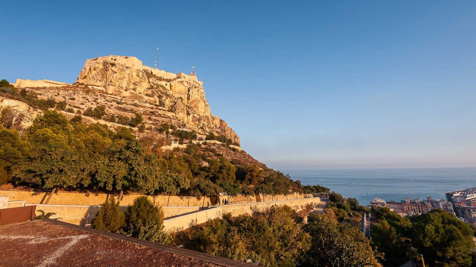 El Benacantil amb el castell de Santa Bàrbera El mont de Benacantil amb el Castell de Santa Bàrbara