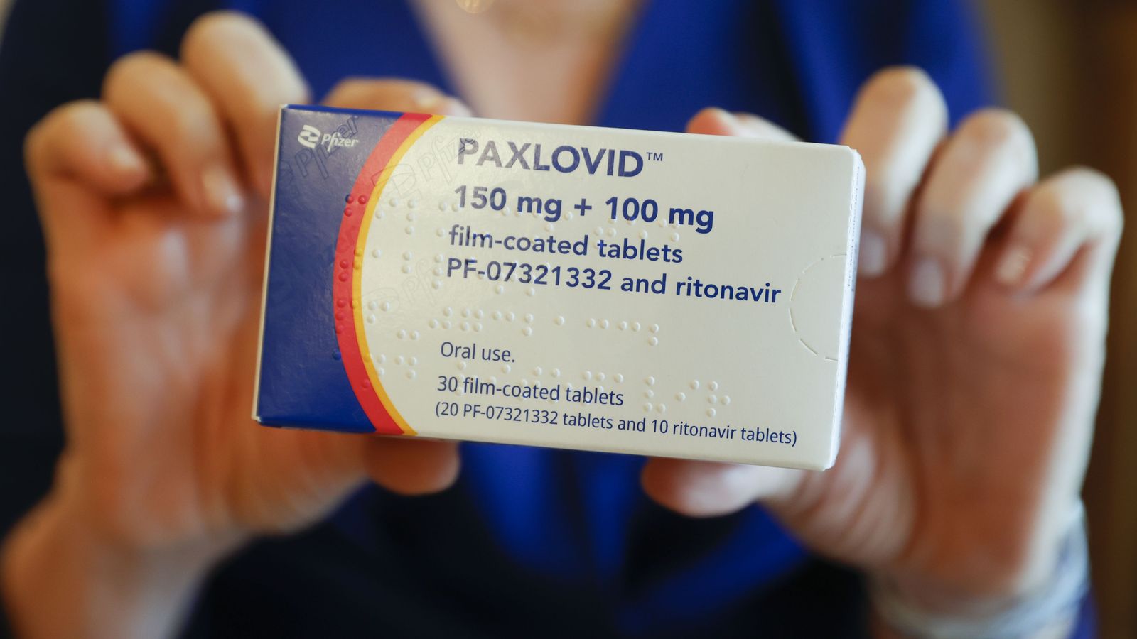 Una caixa de les pastilles de Pfizer, que arriben aquest dilluns a Espanya, i que s'administraran a les persones que puguen desenvolupar, de manera greu, la covid