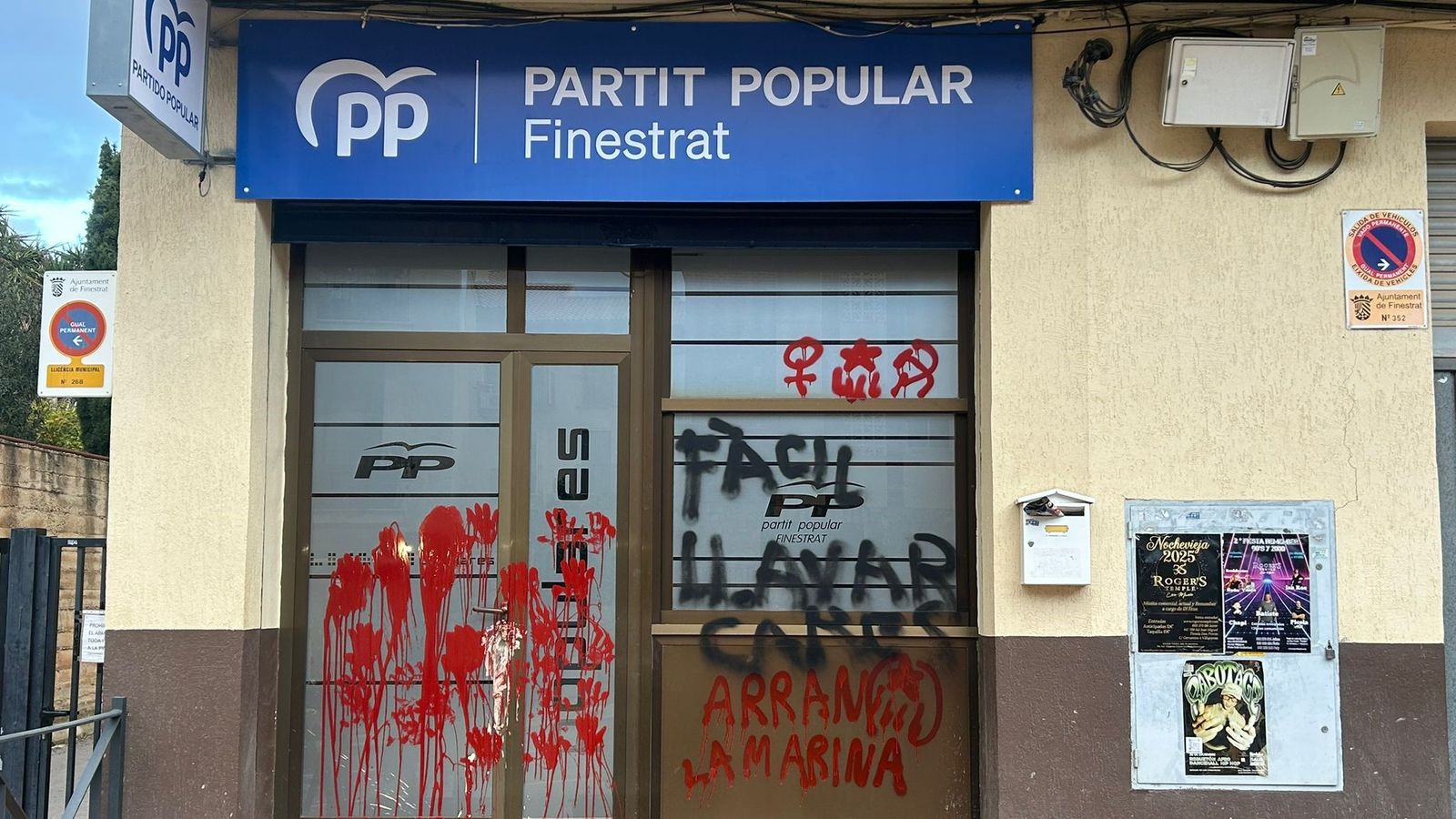 La seu del PP de Finestrat, amb pintades este dimecres