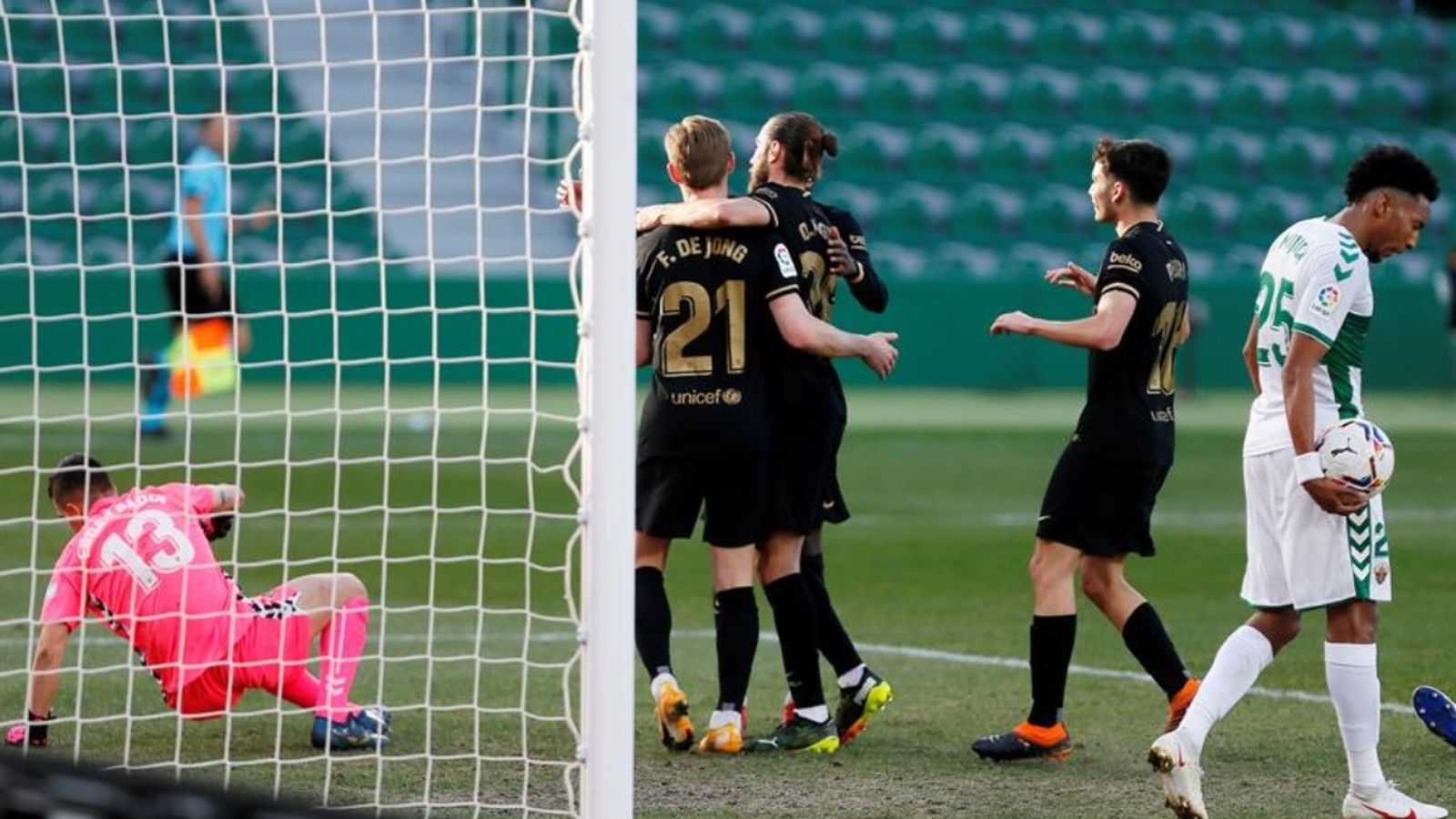 Els jugadors del Barça celebren un gol al Martínez Valero
