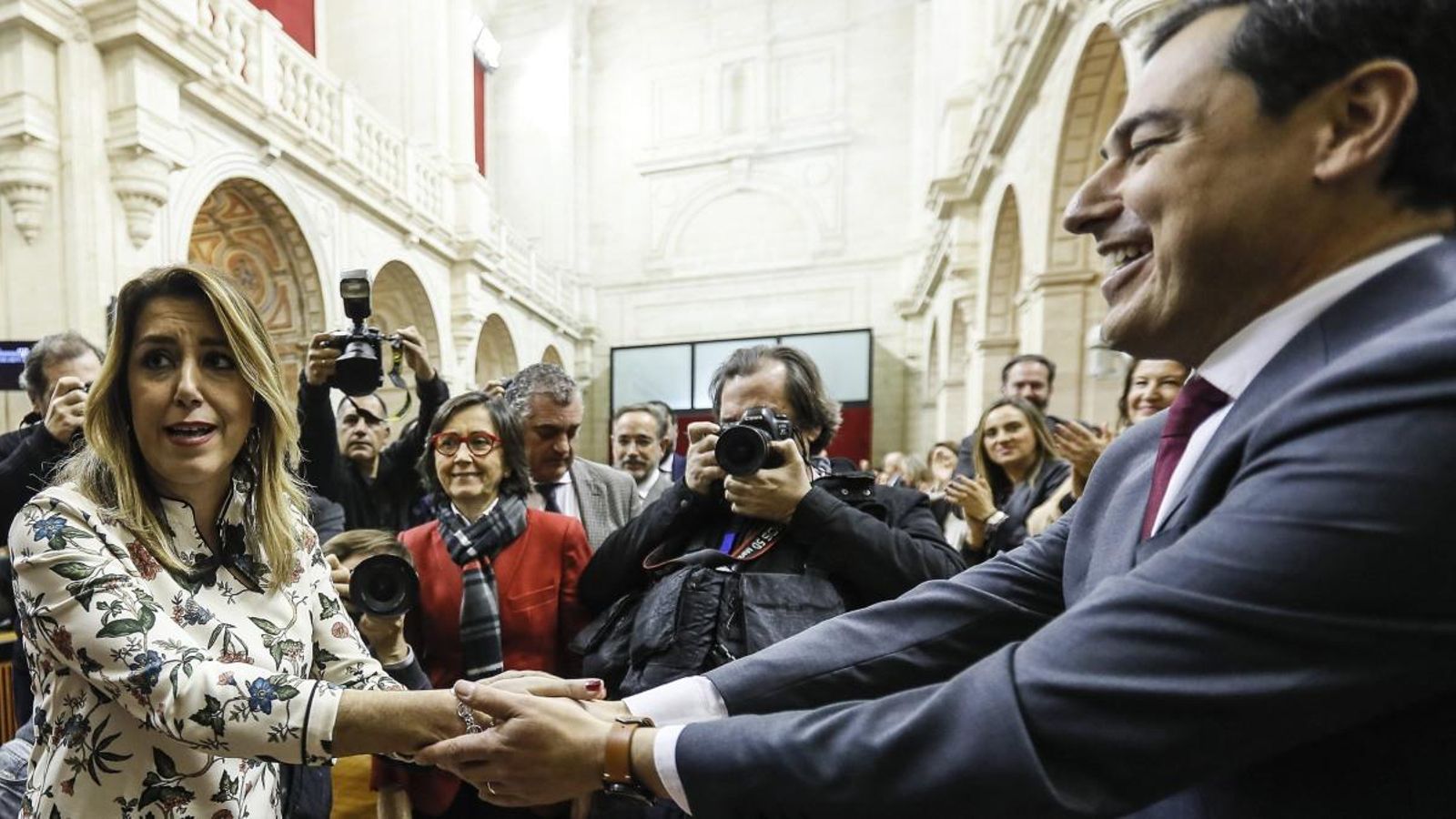 Juanma Moreno rep la felicitació de l'expresidenta d'Andalusia, Susana Díaz