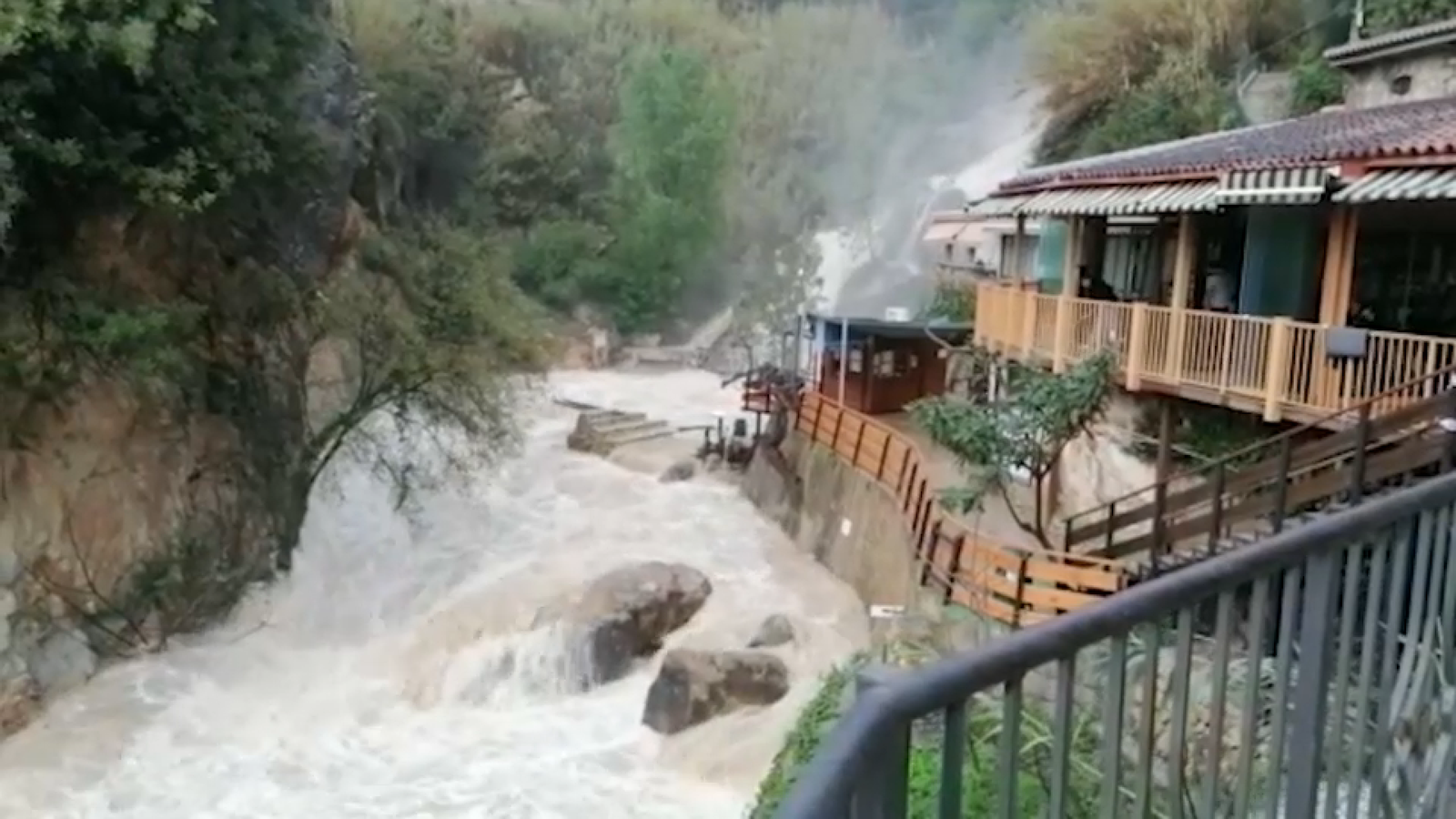La força de l'aigua s'han dut ponts i passarel·les a les Fonts de l'Algar