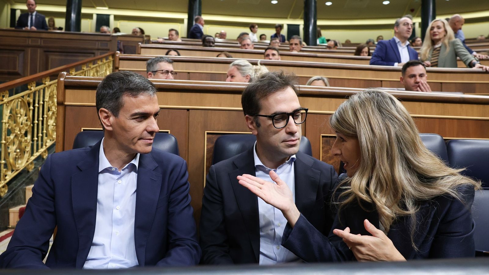 Sánchez, amb el vicepresident primer, Carlos Cuerpo, i la vicepresidenta segona, Yolanda Díaz, al Congrés en l'últim ple