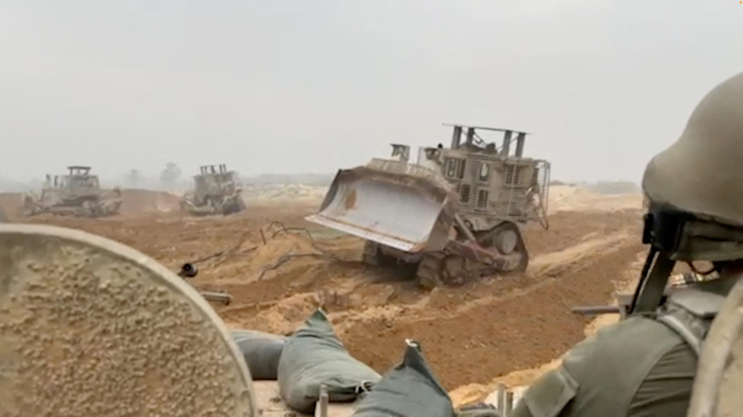 Excavadores israelianes gravades des d'un blindat de l'exèrcit en una zona de la Franja de Gaza Excavadores israelianes gravades des d'un blindat de l'exèrcit en una zona de la Franja de Gaza