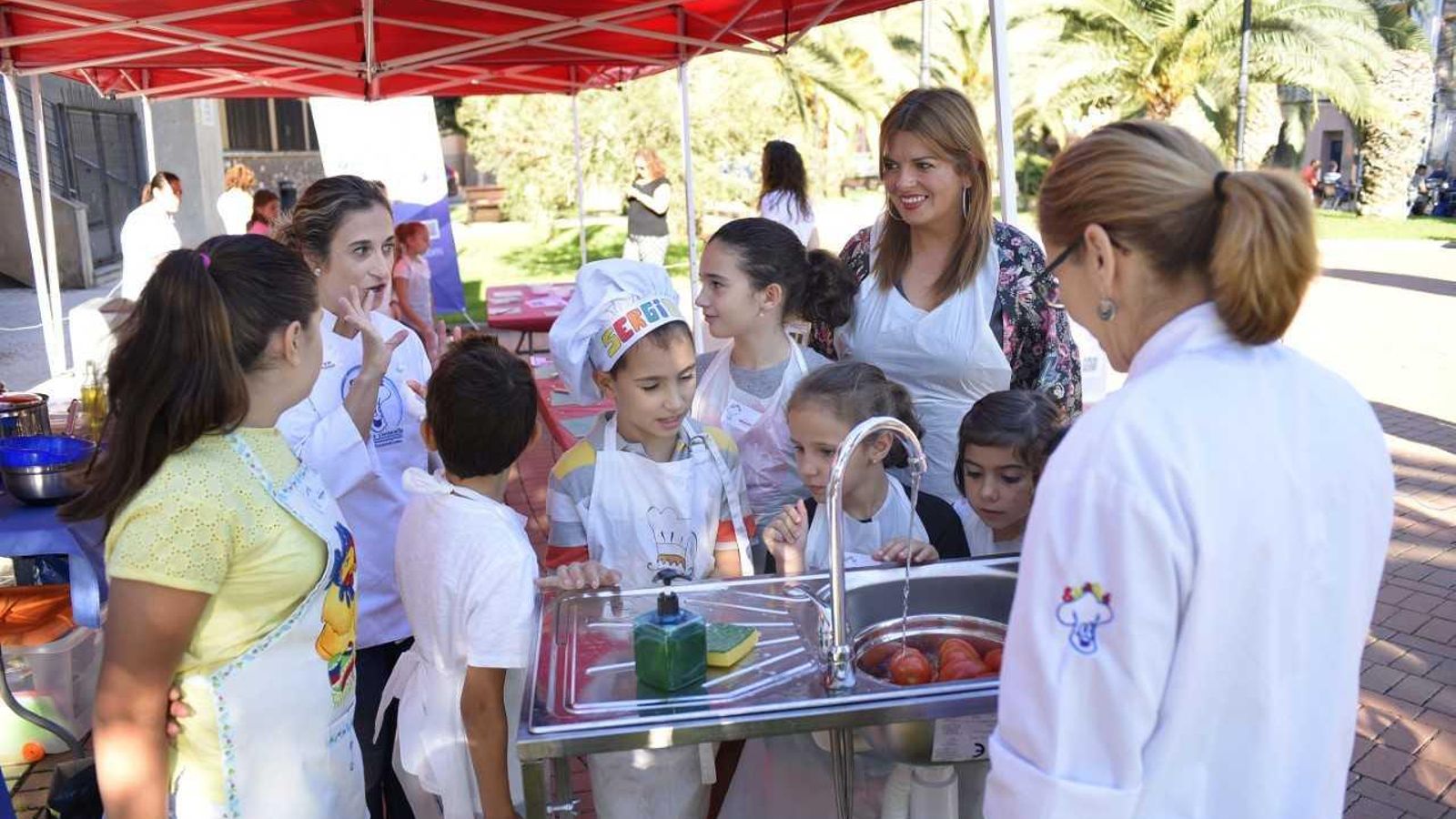 Les xiquets i els xiquets s'han posat el davantal per a cuinar plats típics de la gastronomia mediterrània.