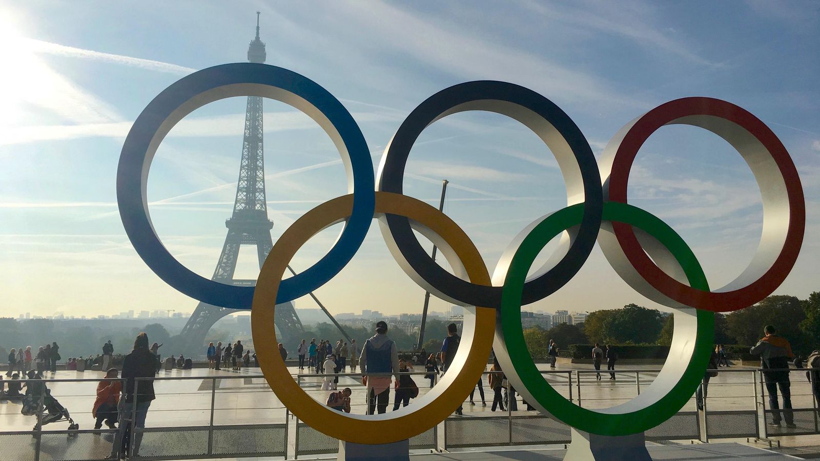 La torre Eiffel, darrere de les anelles que conformen el logotip dels Jocs Olímpics La torre Eiffel, darrere dels cèrcols que conformen el logo dels Jocs Olímpics