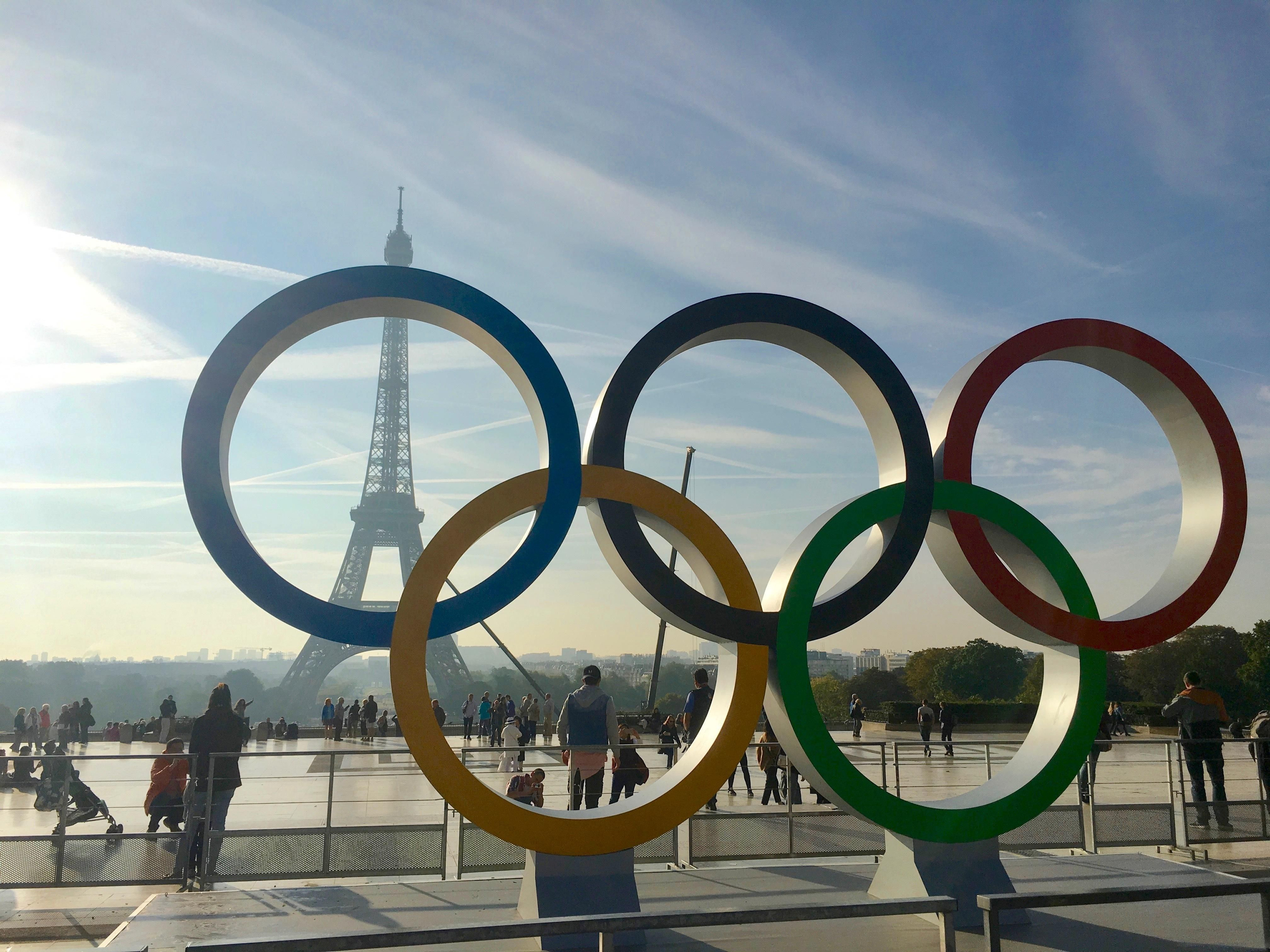 La torre Eiffel, darrere dels cèrcols que conformen el logo dels Jocs Olímpics