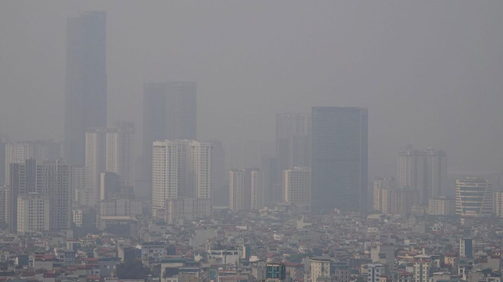 Vista general de la contaminació que cobreix aquest dimecres a la ciutat d'Hanoi (Vietnam)