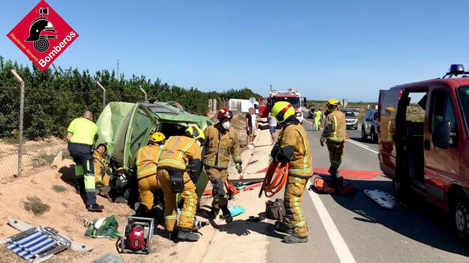 Efectius del Consorci Provincial de Bombers d'Alacant treballant en l'excarceració de les persones accidentades