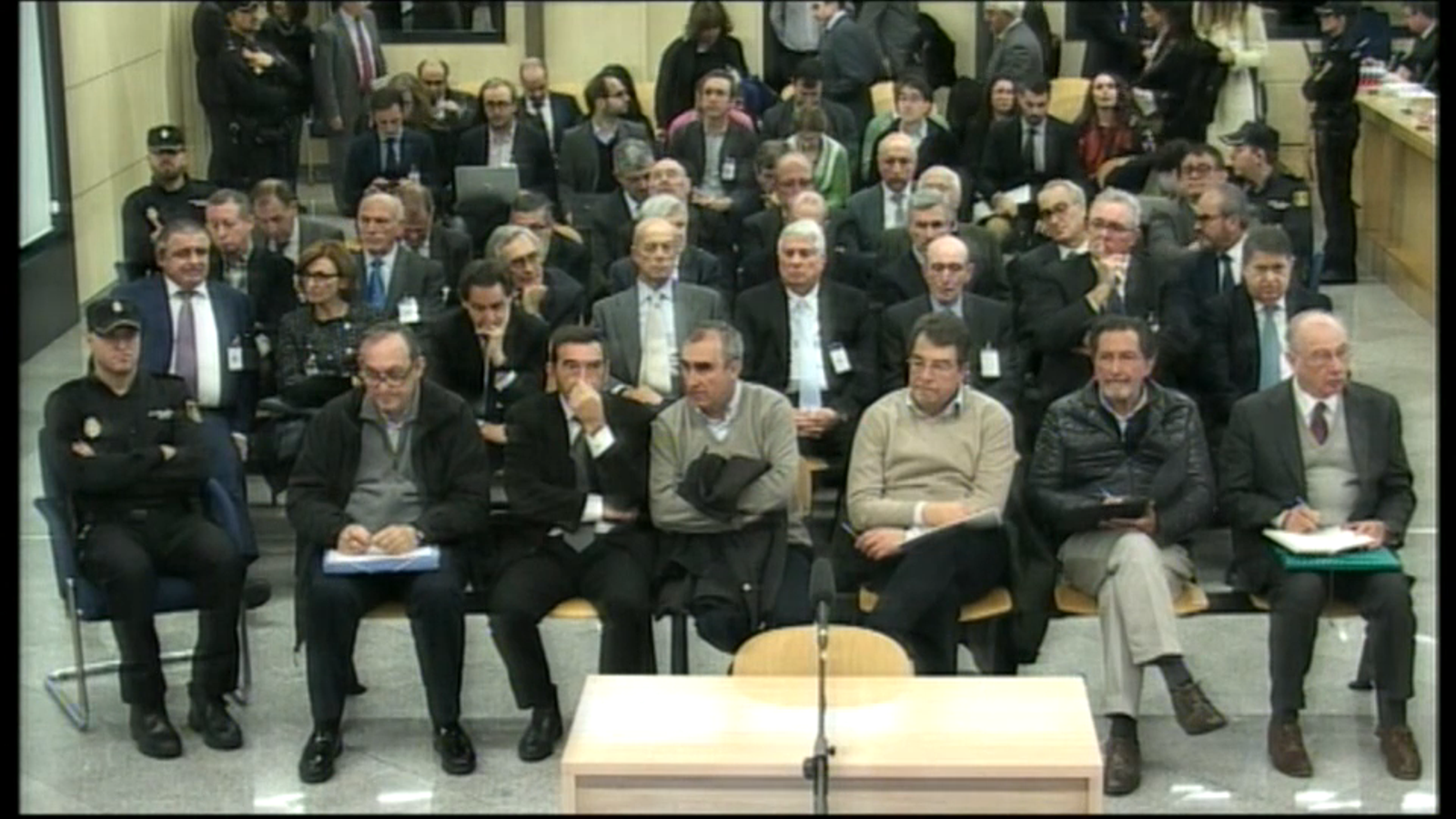 El banc dels acusats al complet en el juí per l'eixida a borsa de Bankia