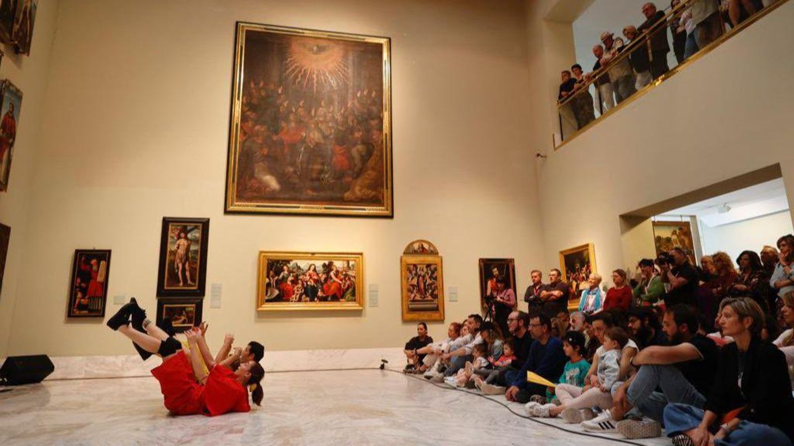 El cicle Moviments Urbans, de Dansa València, porta l'escenari fora de les sales i acosta la dansa a nous públics