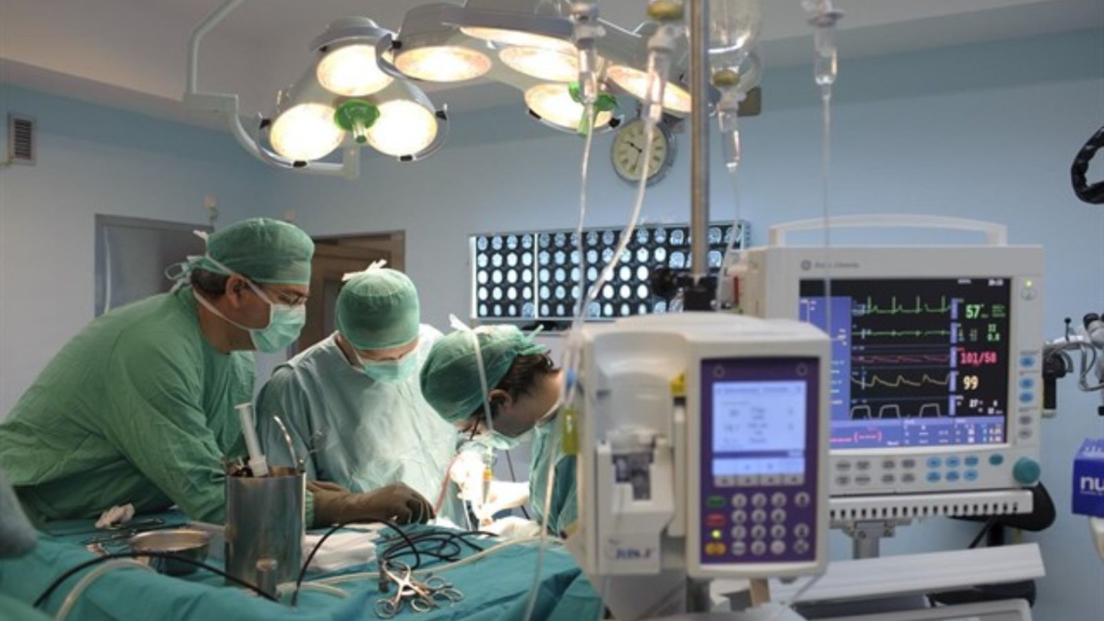 Personal sanitari treballant en un quiròfan