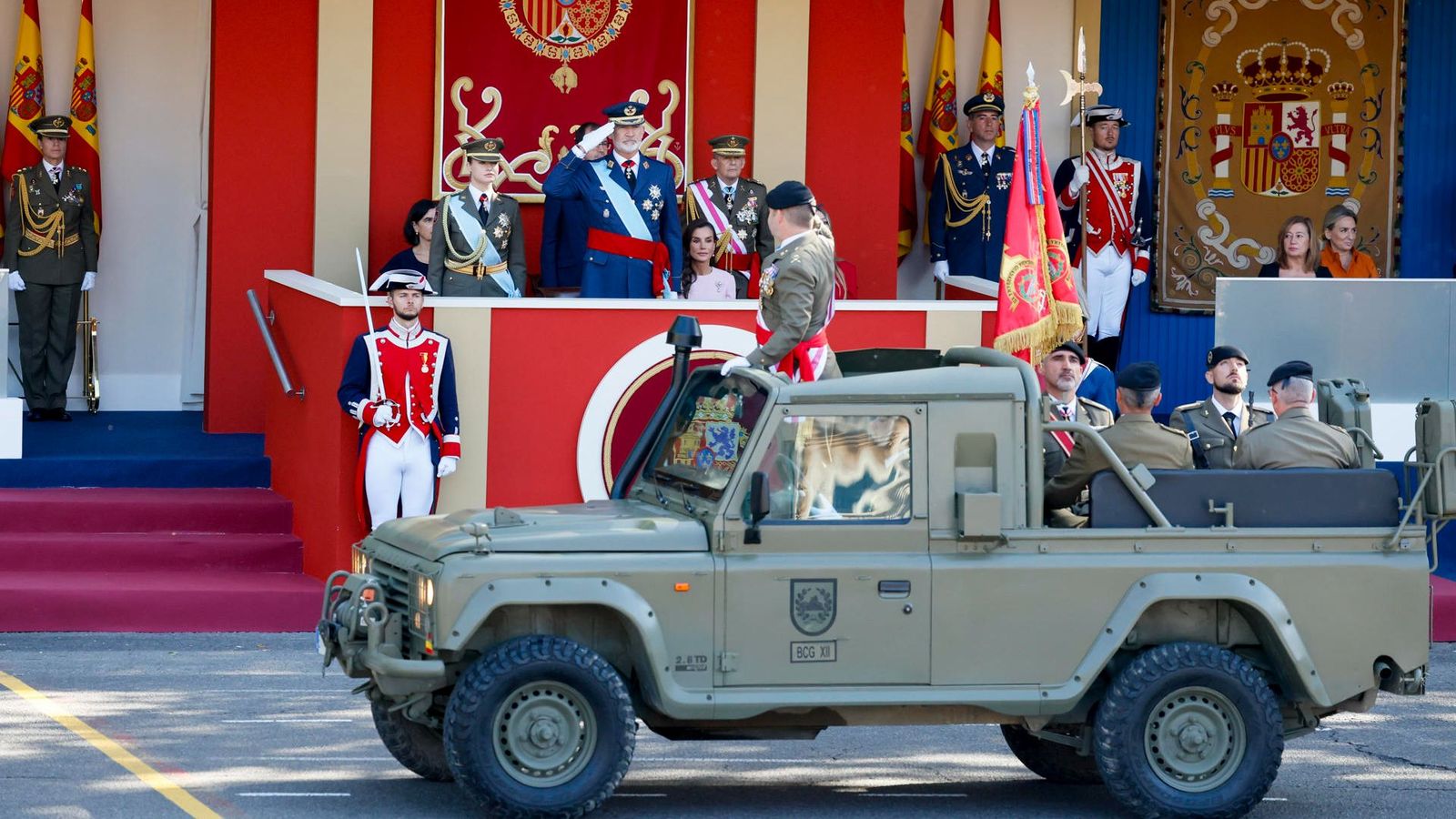 El rei, junt a la infanta Elionor i la reina, presencia la desfilada militar amb motiu del dia de la Hispanitat