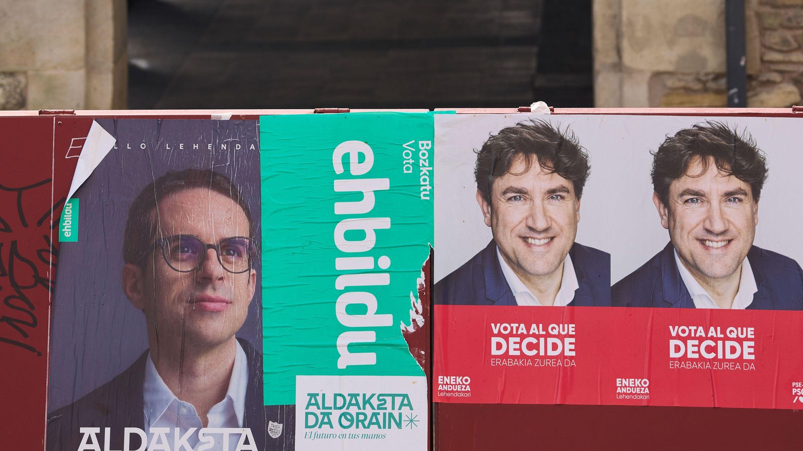Cartells electorals als carrers de Vitòria