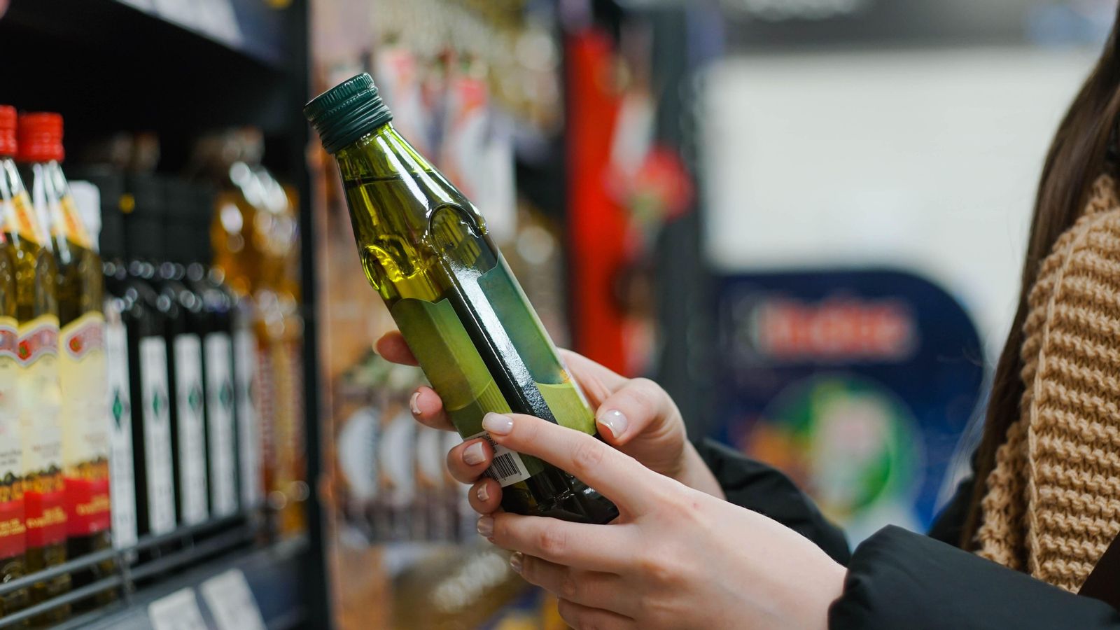 Imatge d'arxiu d'una botella d'oli en un supermercat