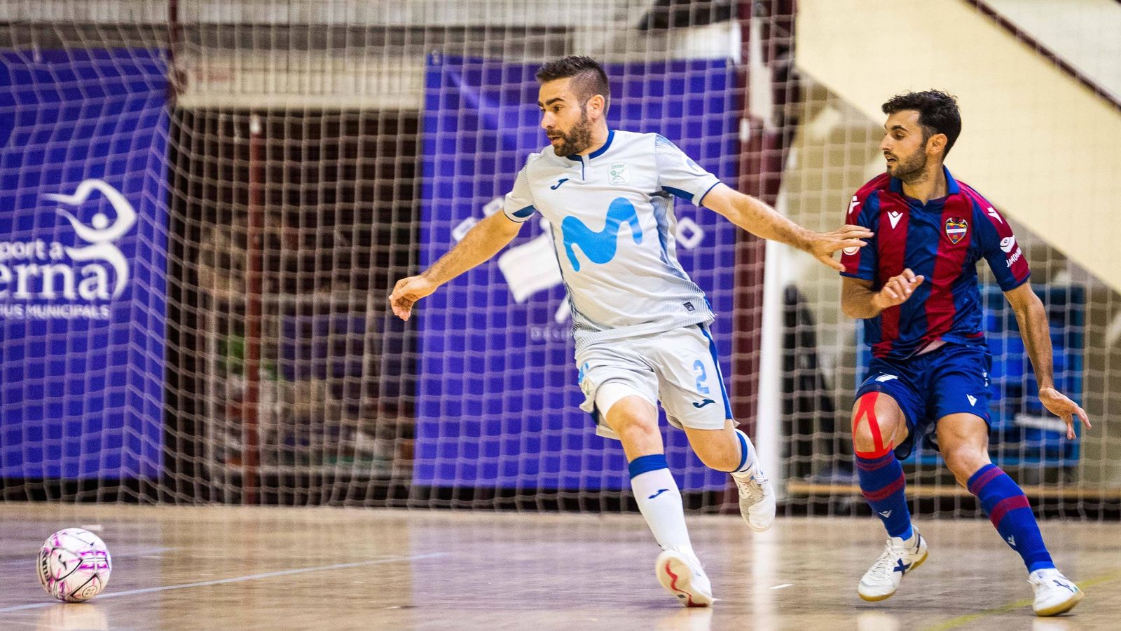 Rubi, a la dreta, persegueix un jugador de l'Inter Movistar