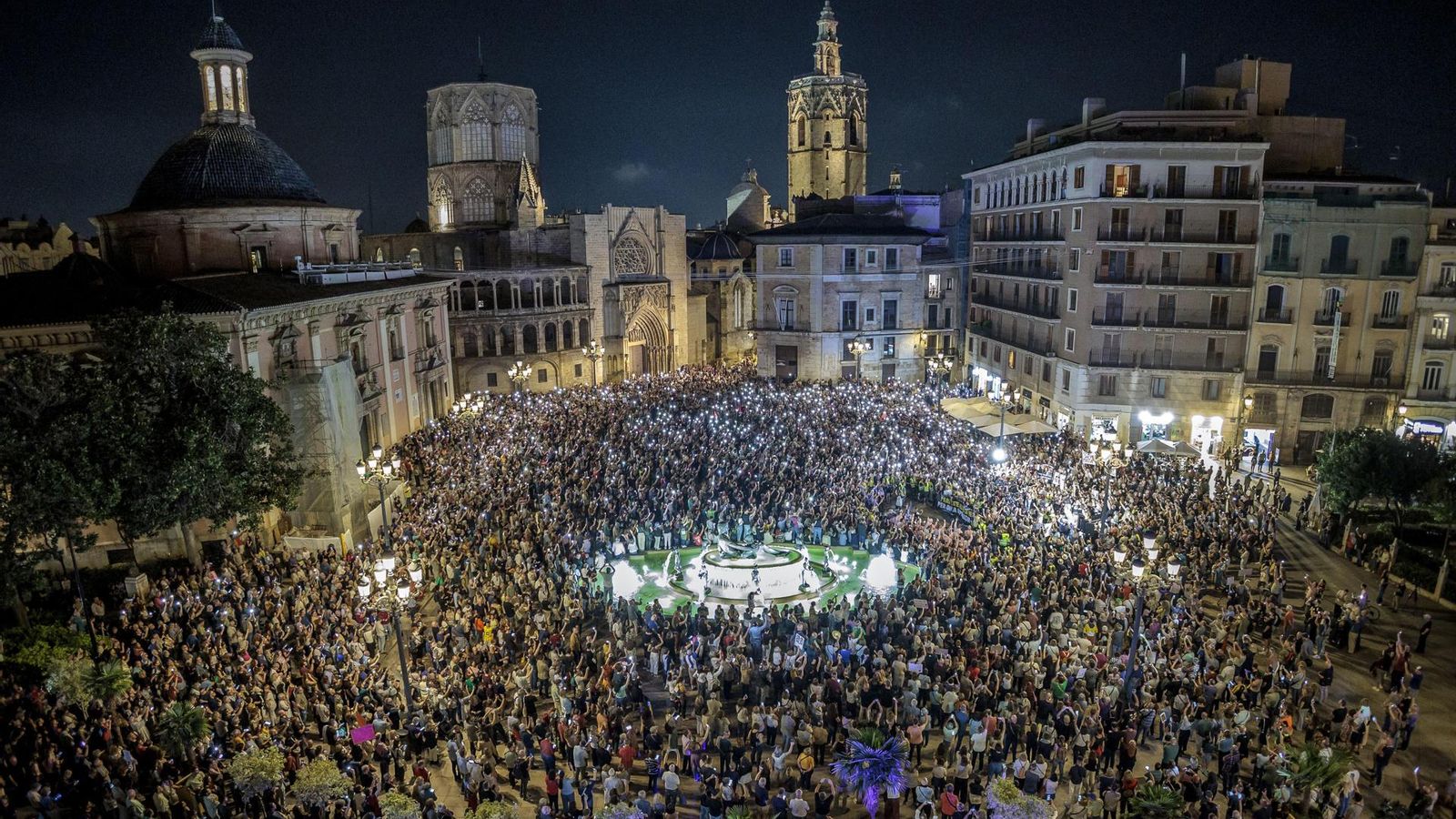 Vista de la dotzena manifestació sota el lema "Mazón dimissió" contra la gestió de la dana que va fer el president de la Generalitat, Carlos Mazón, este dissabte en el centre de València