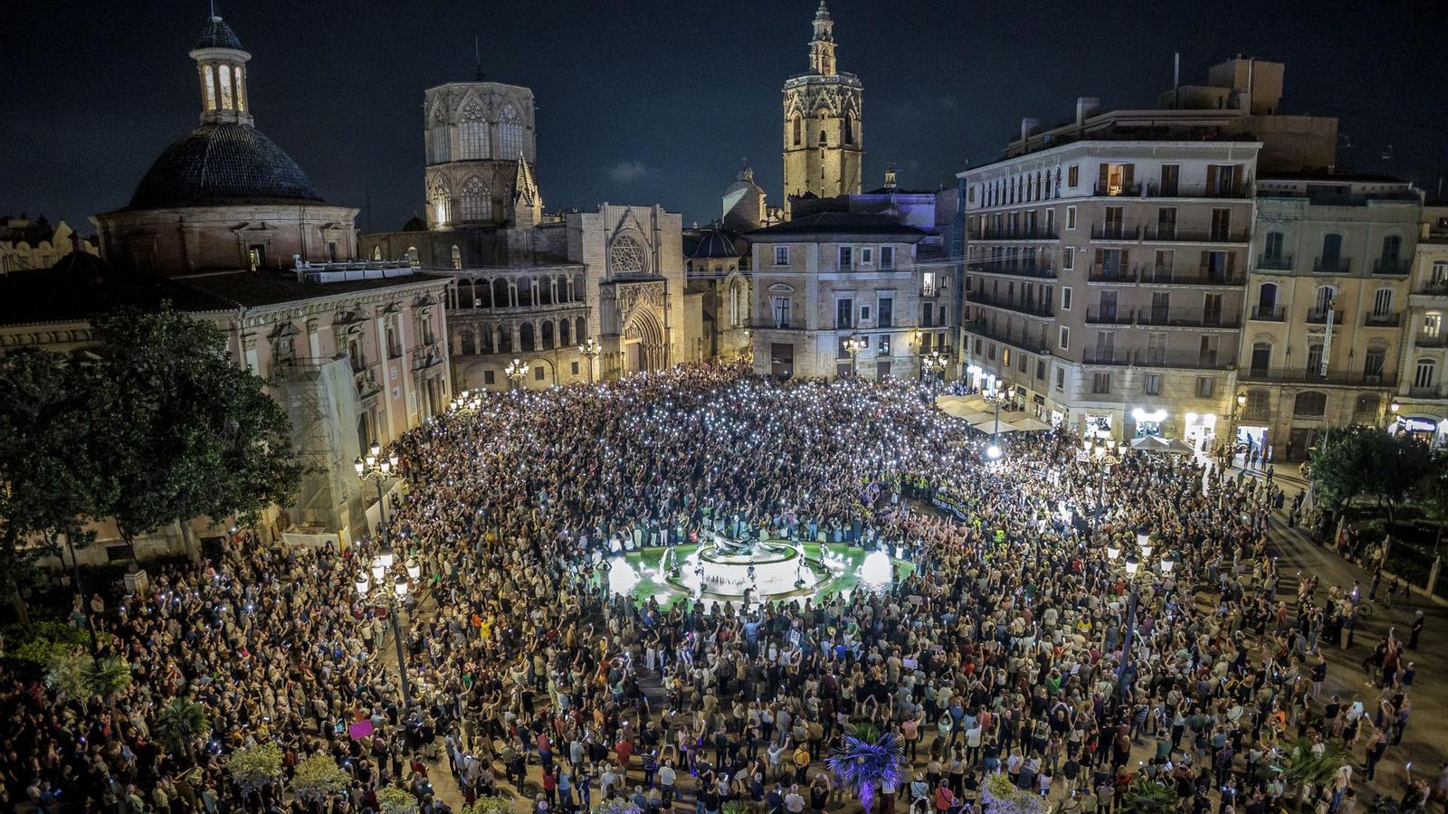 La dotzena manifestació per la dimissió de Mazón en imatges La dotzena manifestació per la dimissió de Mazón en imatges