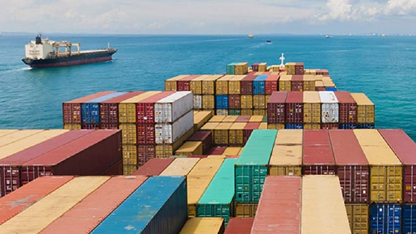 Contenidors en un port en una imatge d'arxiu