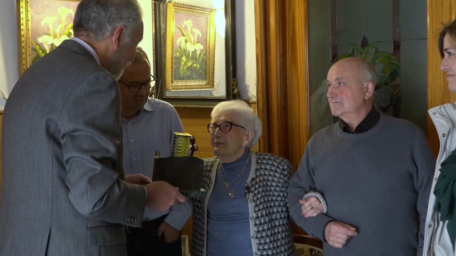 El moment en que els representants d' Aemet a la Comunitat Valenciana li entreguen el premi
