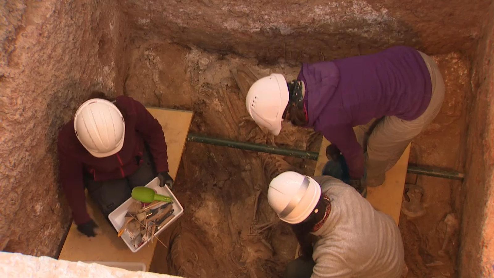 Alguns dels arqueòlegs que treballen en les excavacions de la fossa 126 del cementeri de Paterna