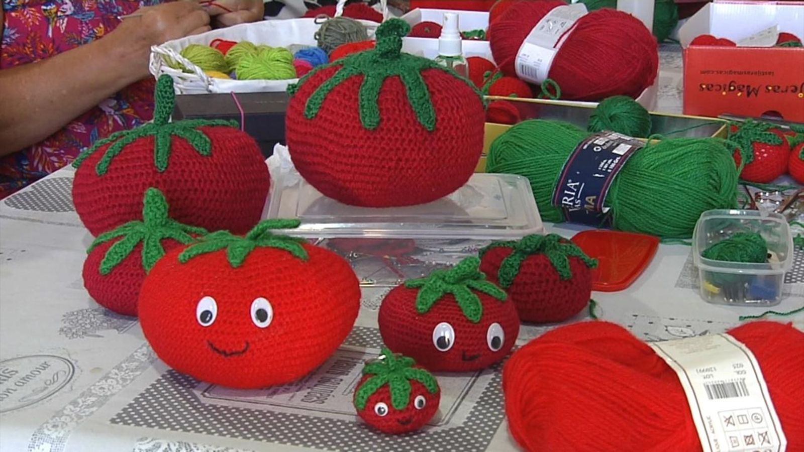 Algunes de les simpàtiques creacions del grup Punt de Ganxo Solidari de Bunyol