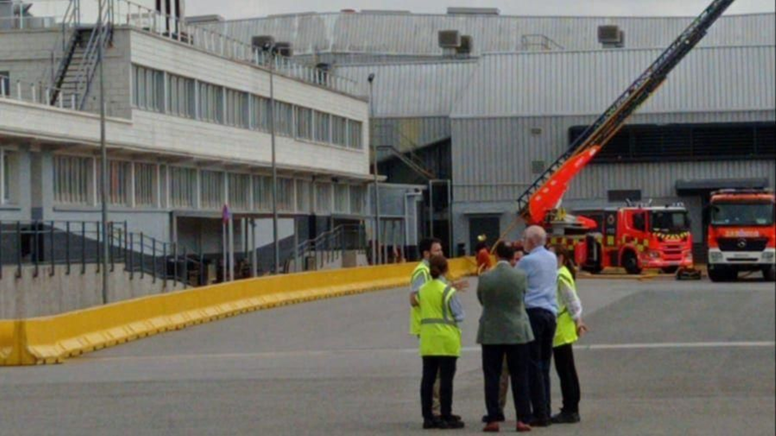 El president de Mercadona, Juan Roig, d'esquena, amb responsables de la planta de Riba-roja de Túria aquest dijous