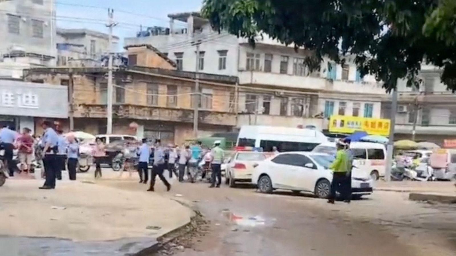 Dispositiu policial als voltants de la guarderia on ha ocorregut l'apunyalament