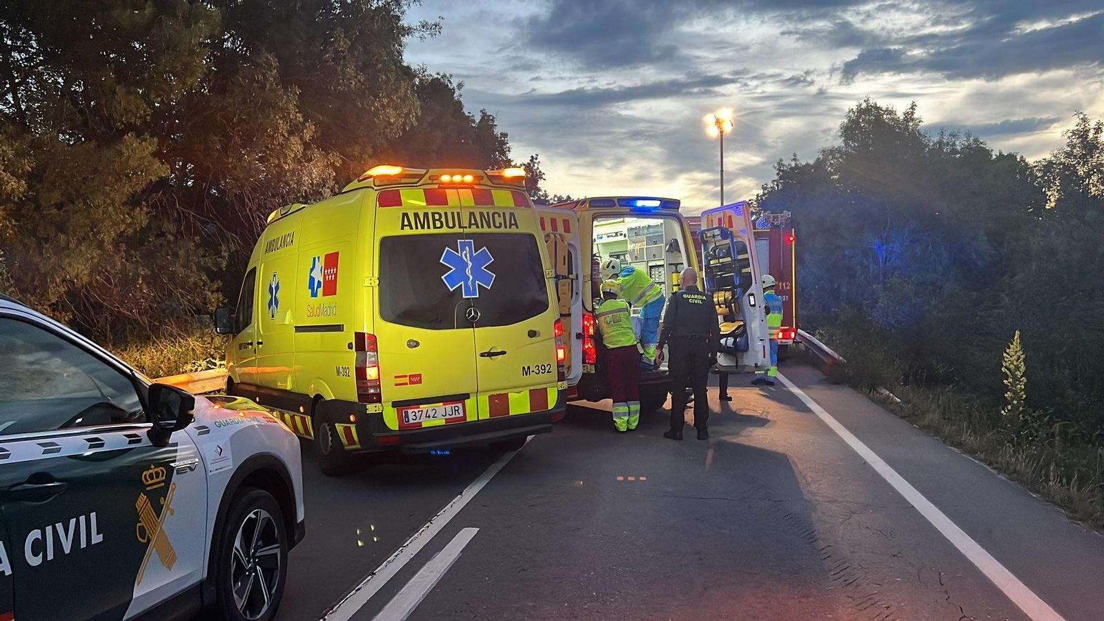 Una ambulància atén la conductora de l'altre vehicle, que ha hagut de ser hospitalitzada